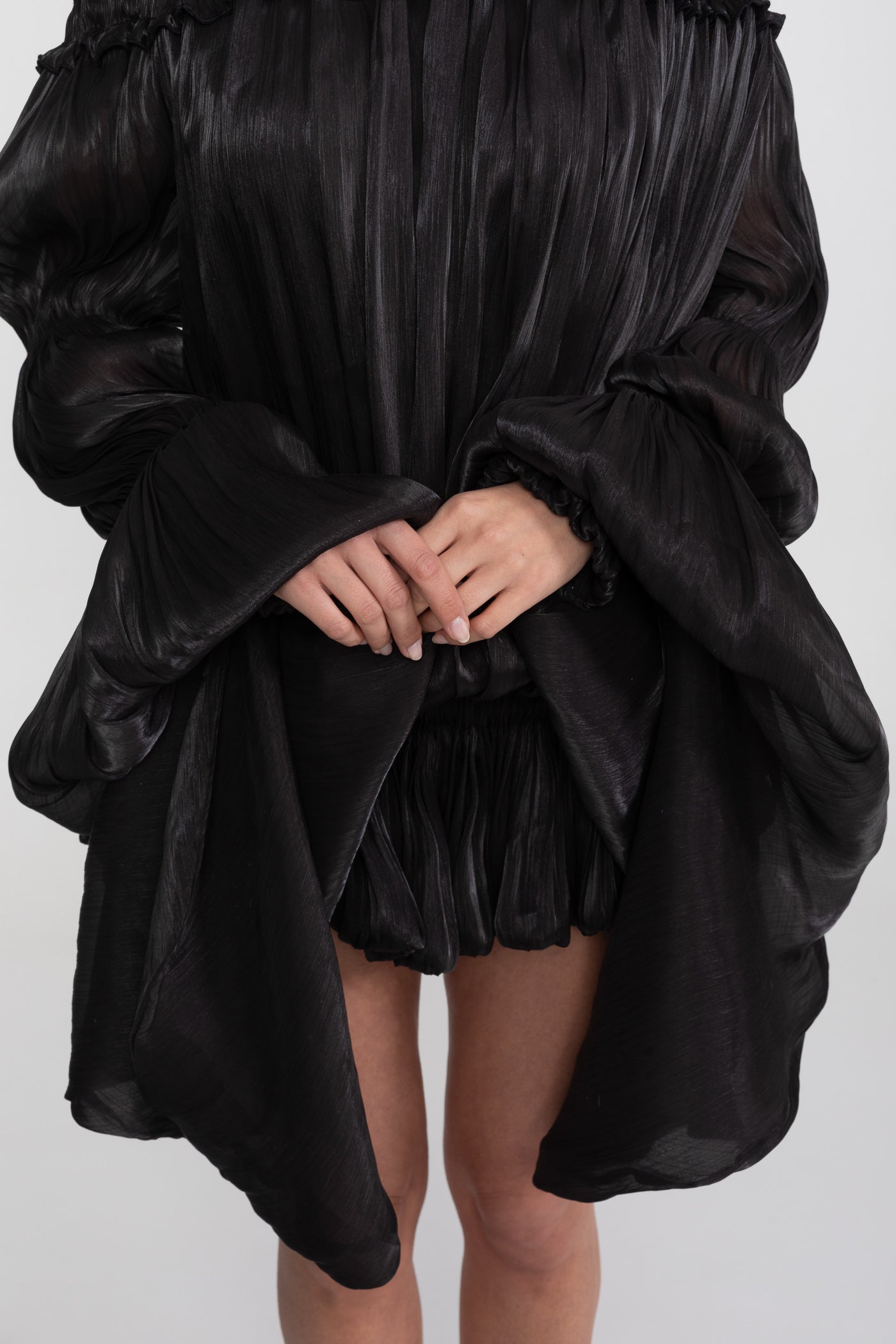 Abito Mini con Volant Off-Shoulder e Maniche Drappeggiate - Nero