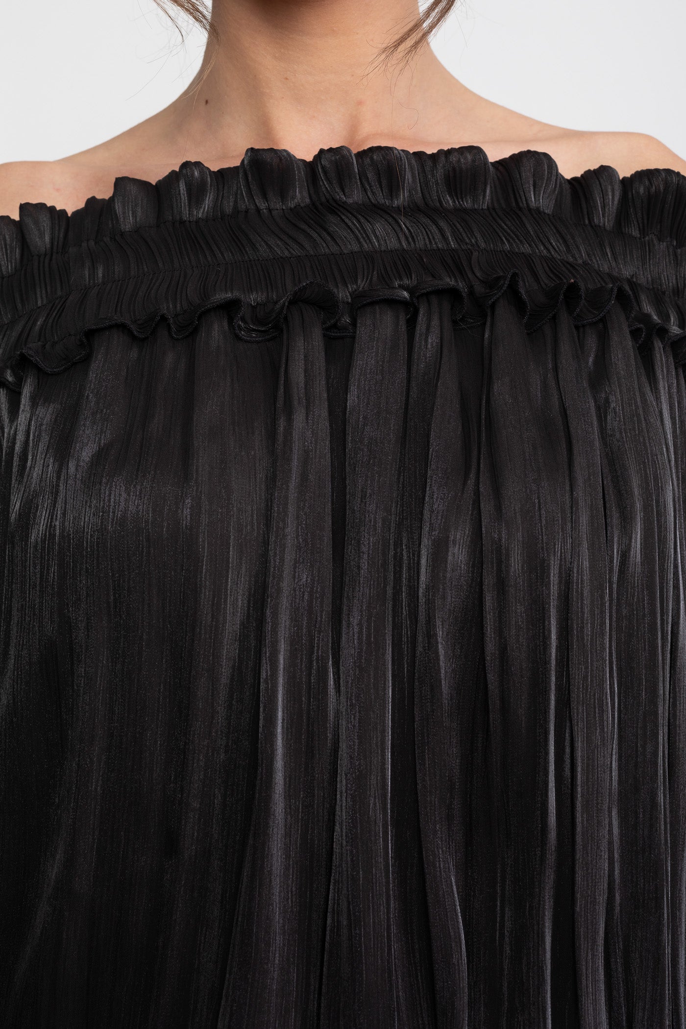 Abito Mini con Volant Off-Shoulder e Maniche Drappeggiate - Nero