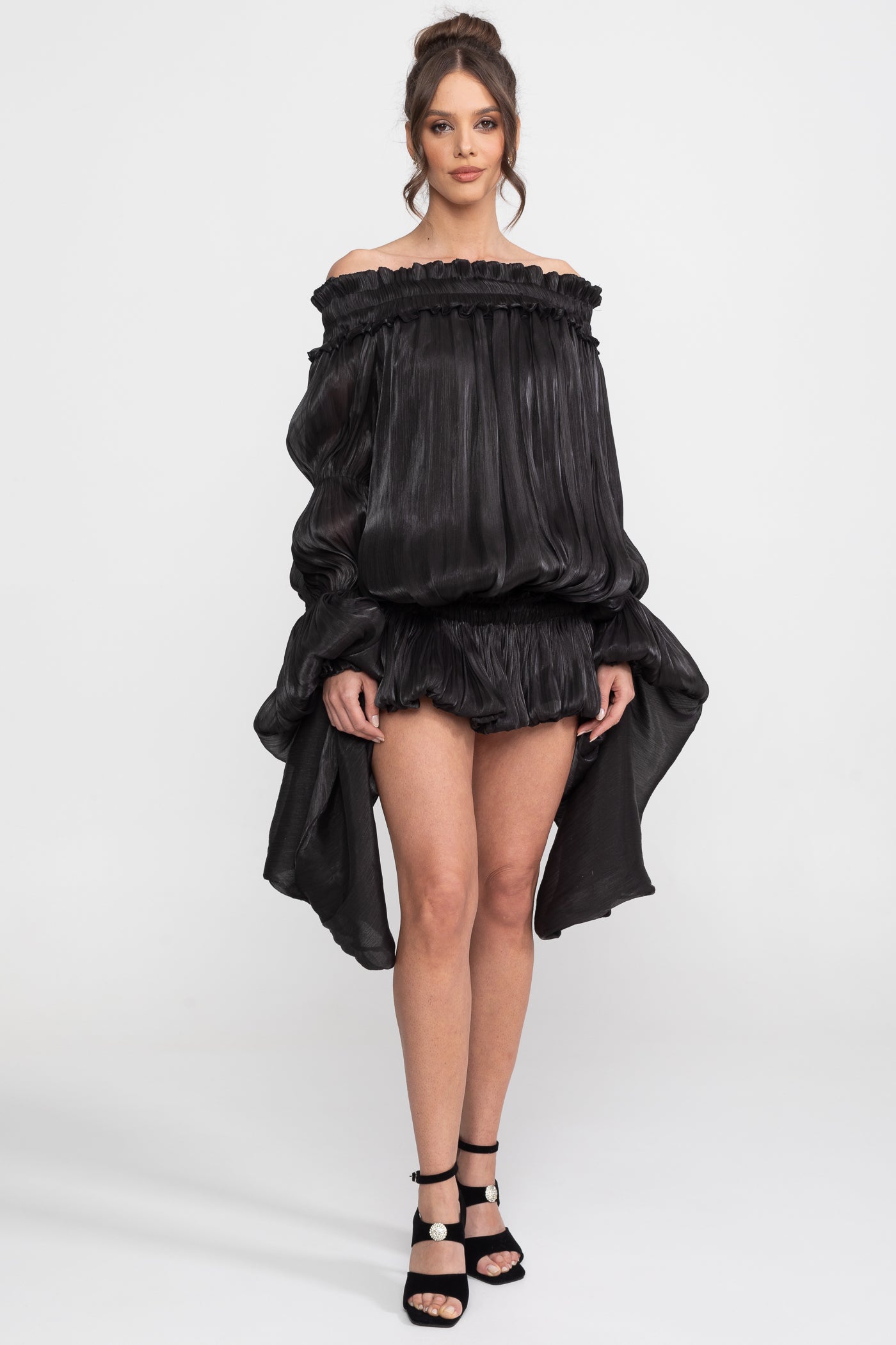 Abito Mini con Volant Off-Shoulder e Maniche Drappeggiate - Nero
