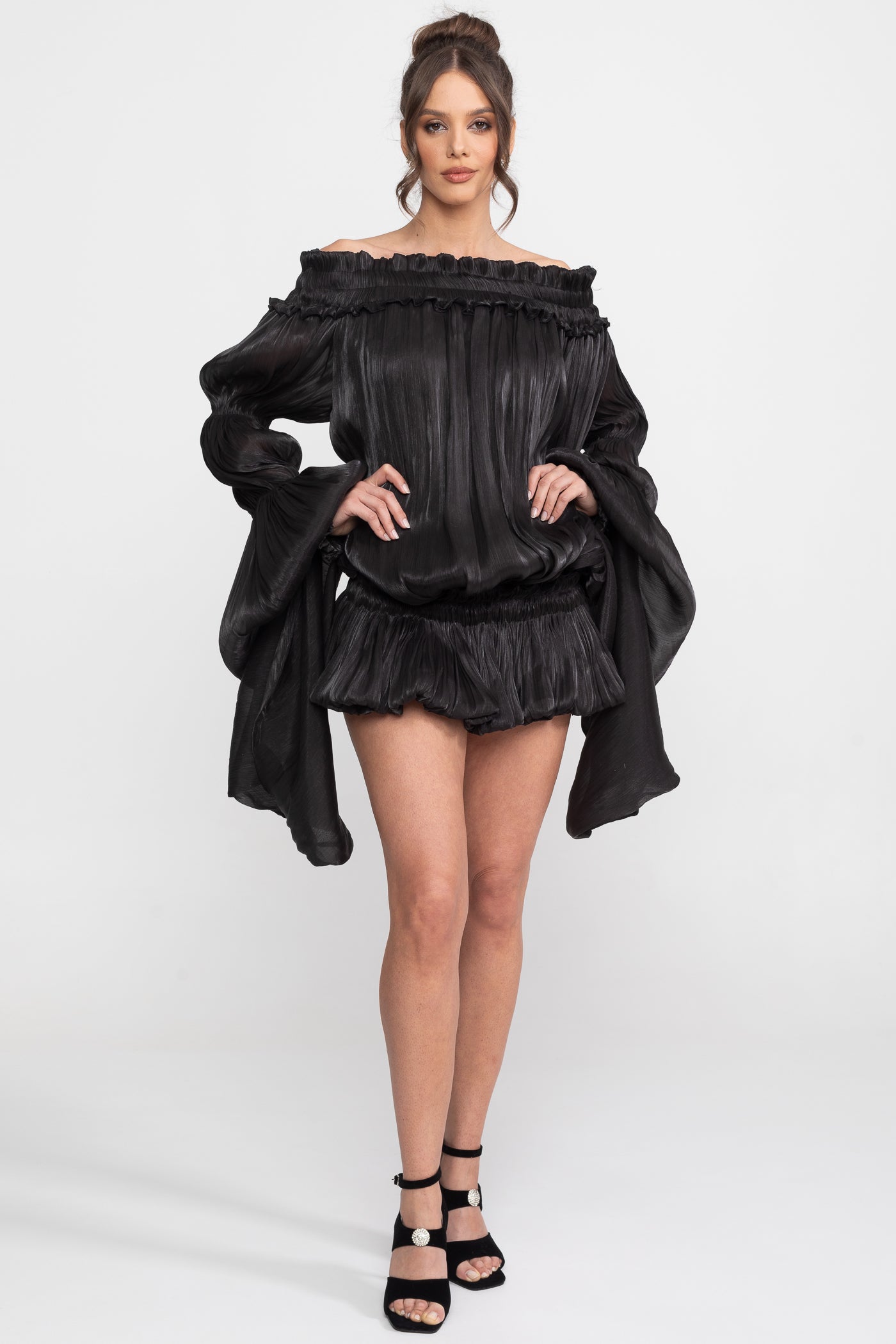 Abito Mini con Volant Off-Shoulder e Maniche Drappeggiate - Nero