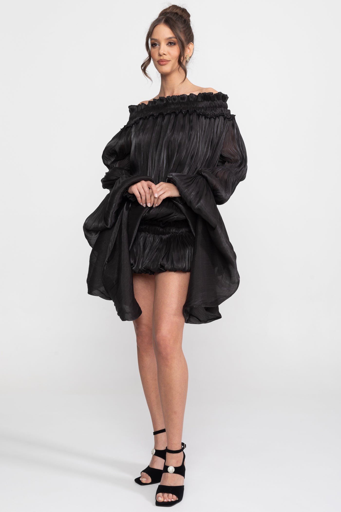 Abito Mini con Volant Off-Shoulder e Maniche Drappeggiate - Nero
