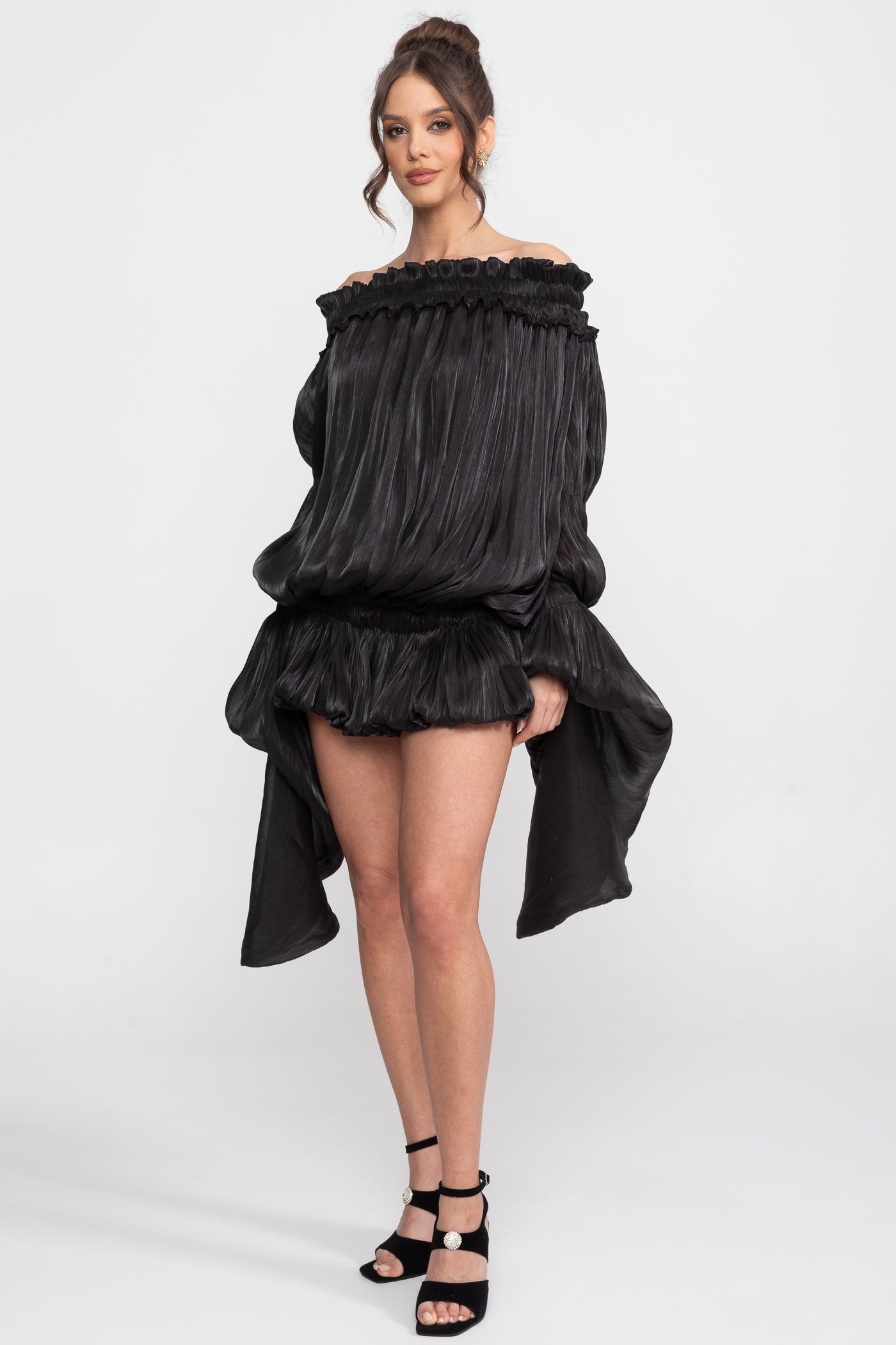 Abito Mini con Volant Off-Shoulder e Maniche Drappeggiate - Nero