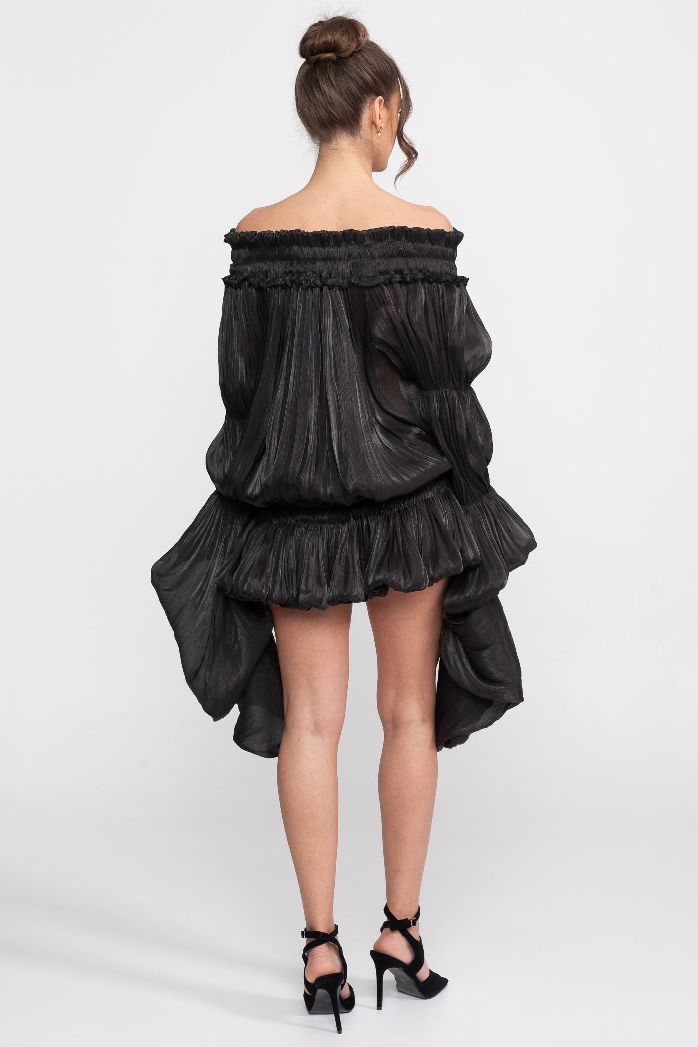 Abito Mini con Volant Off-Shoulder e Maniche Drappeggiate - Nero