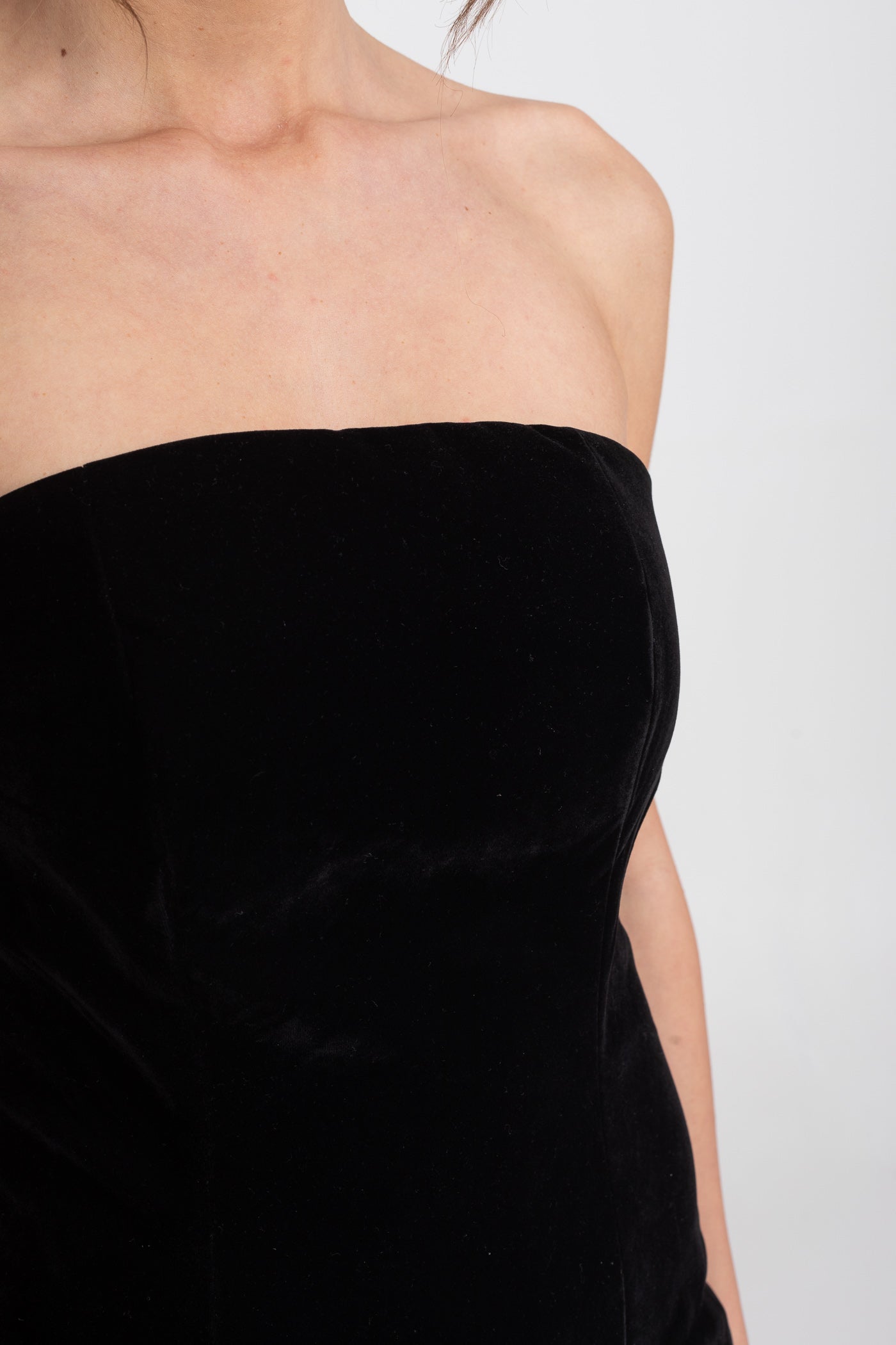 Abito Mini in Velluto Senza Spalline con Gonna Plissettata a Contrasto - Nero