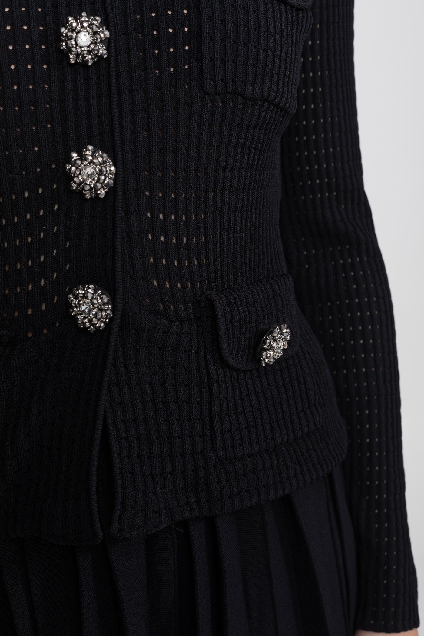 Set coordinato cardigan open-knit e gonna midi plissettata - Nero