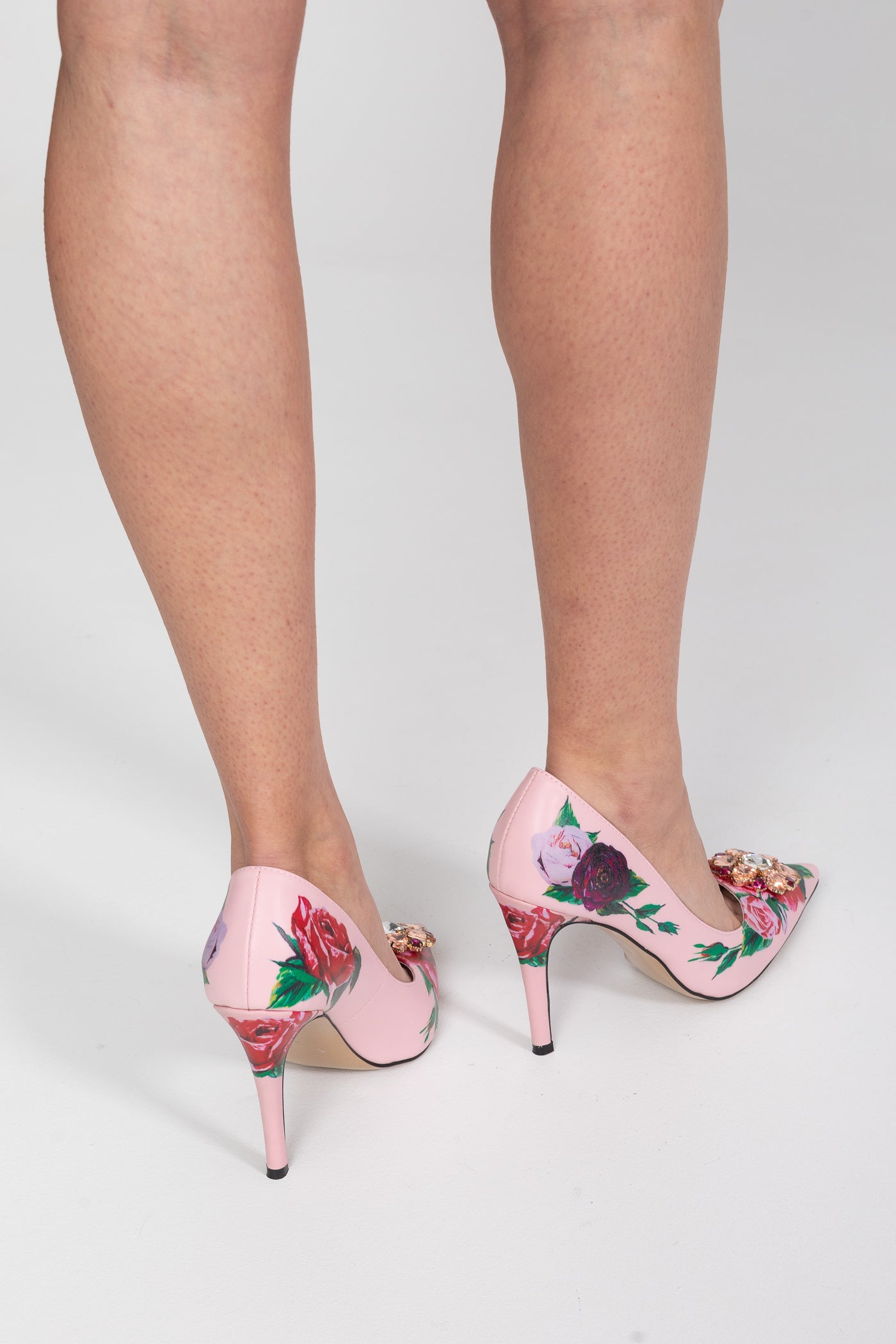 Décolleté a punta con stampa di rose e spilla di cristalli - Rosa