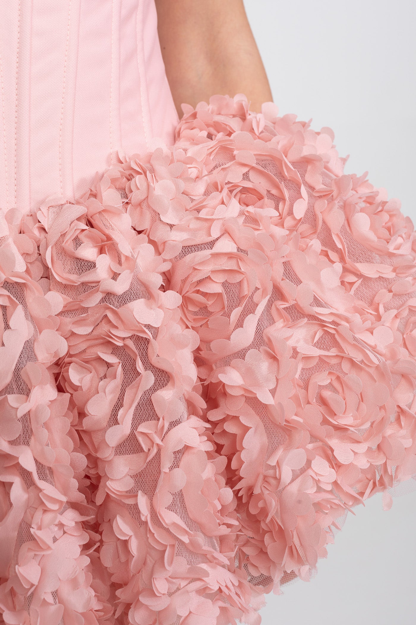 Mini abito corsetto senza spalline con gonna applicata di rose 3D - Rosa