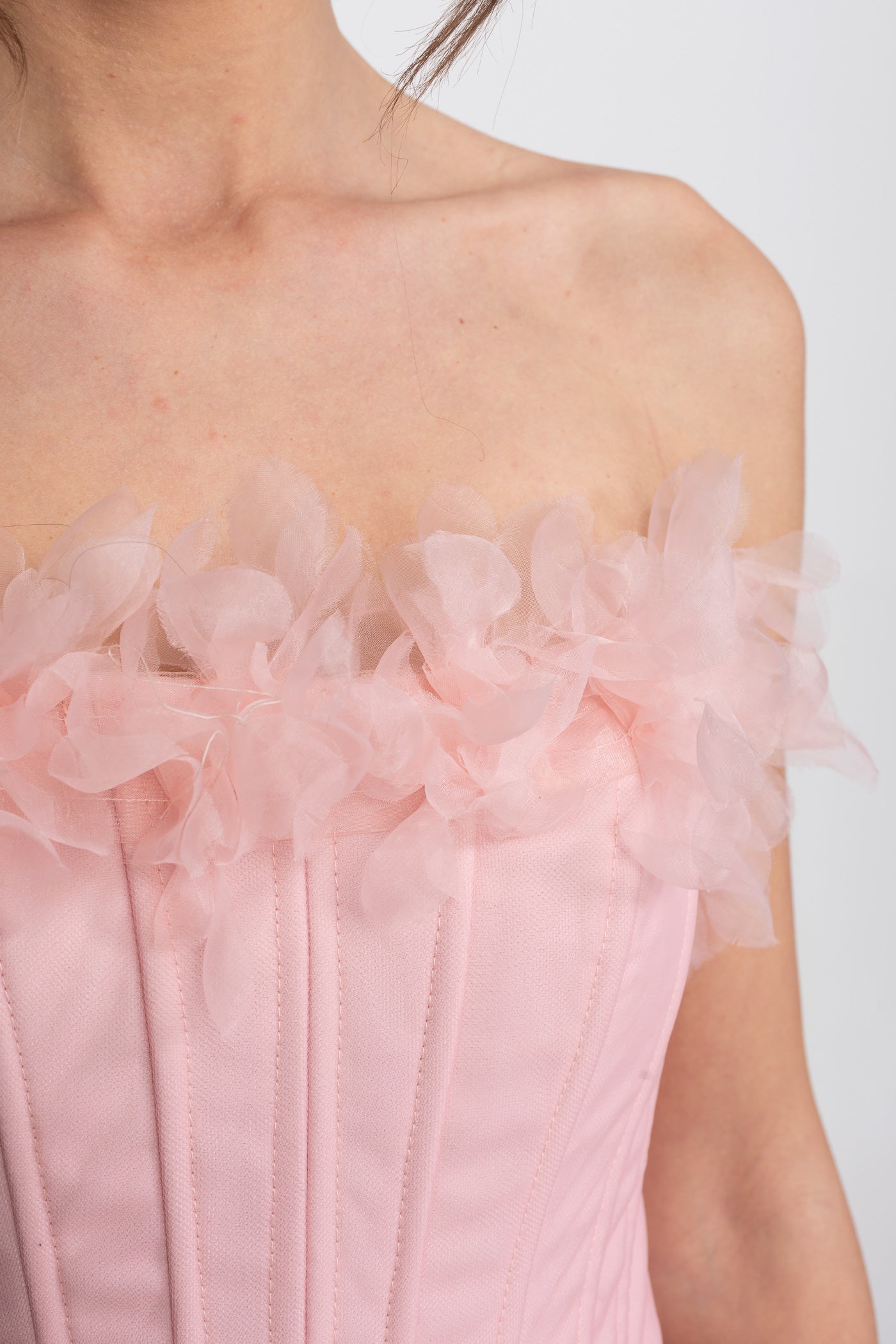 Mini abito corsetto senza spalline con gonna applicata di rose 3D - Rosa
