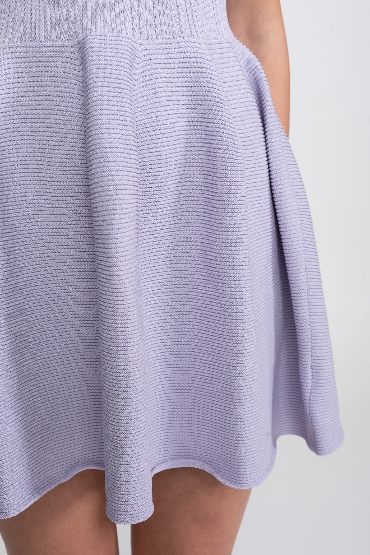 Mini abito in maglia a coste con colletto polo aperto e bottoni gioiello - Lilla