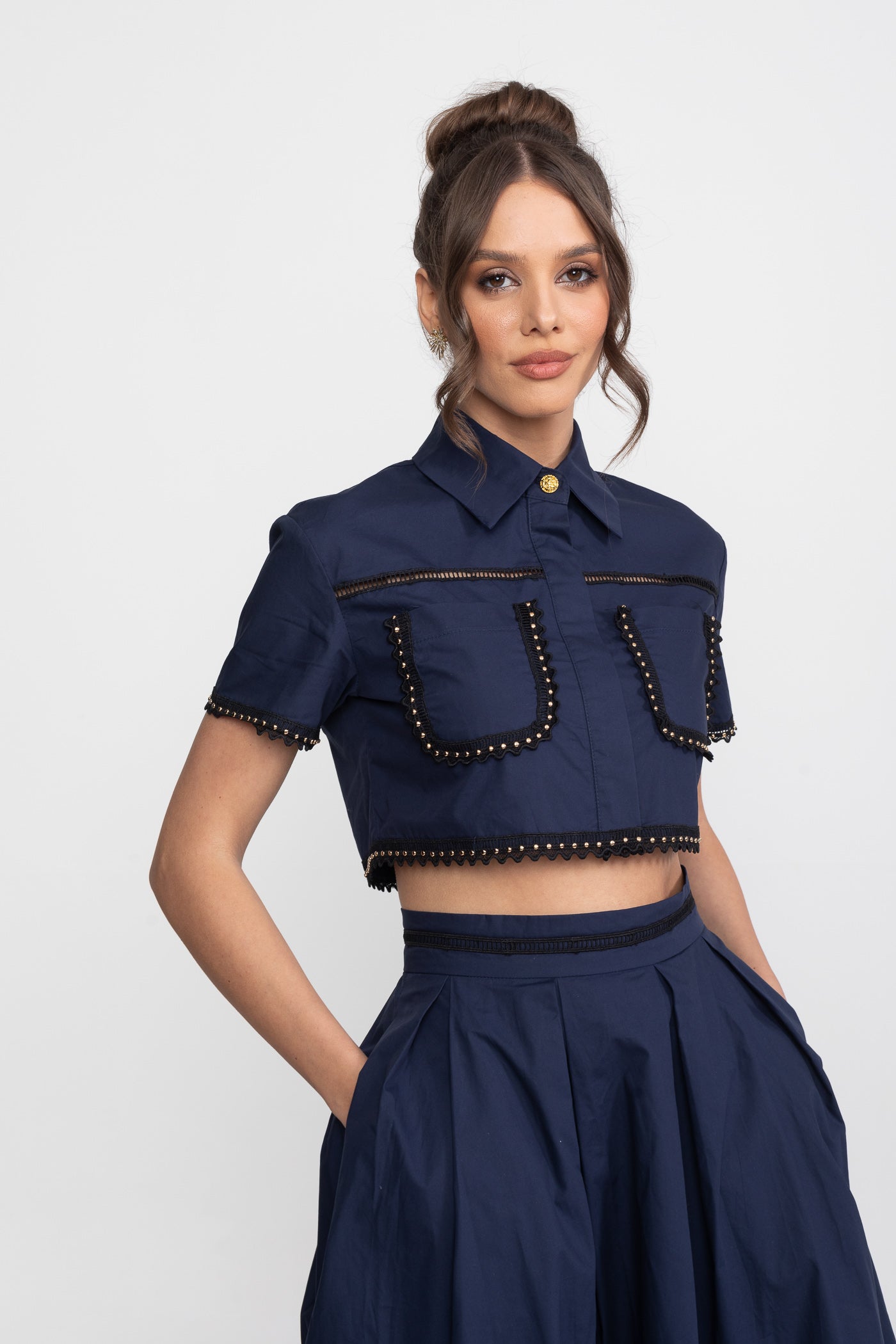 Coordinato con camicia cropped e gonna midi con rifiniture in broderie - Navy
