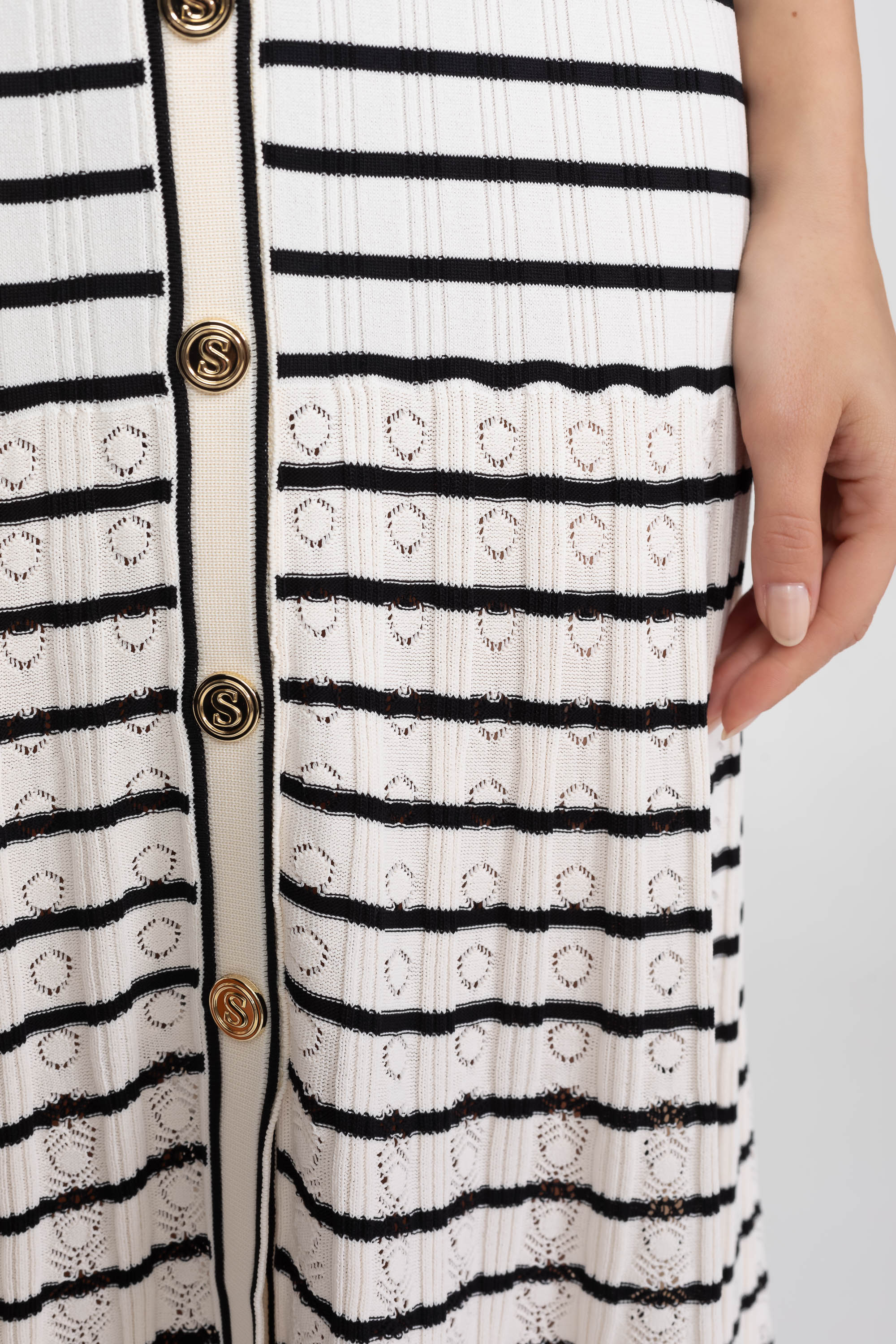 Abito Midi in Maglia Senza Maniche a Righe con Scollo a V e Bottoni Dorati - Bianco/Nero