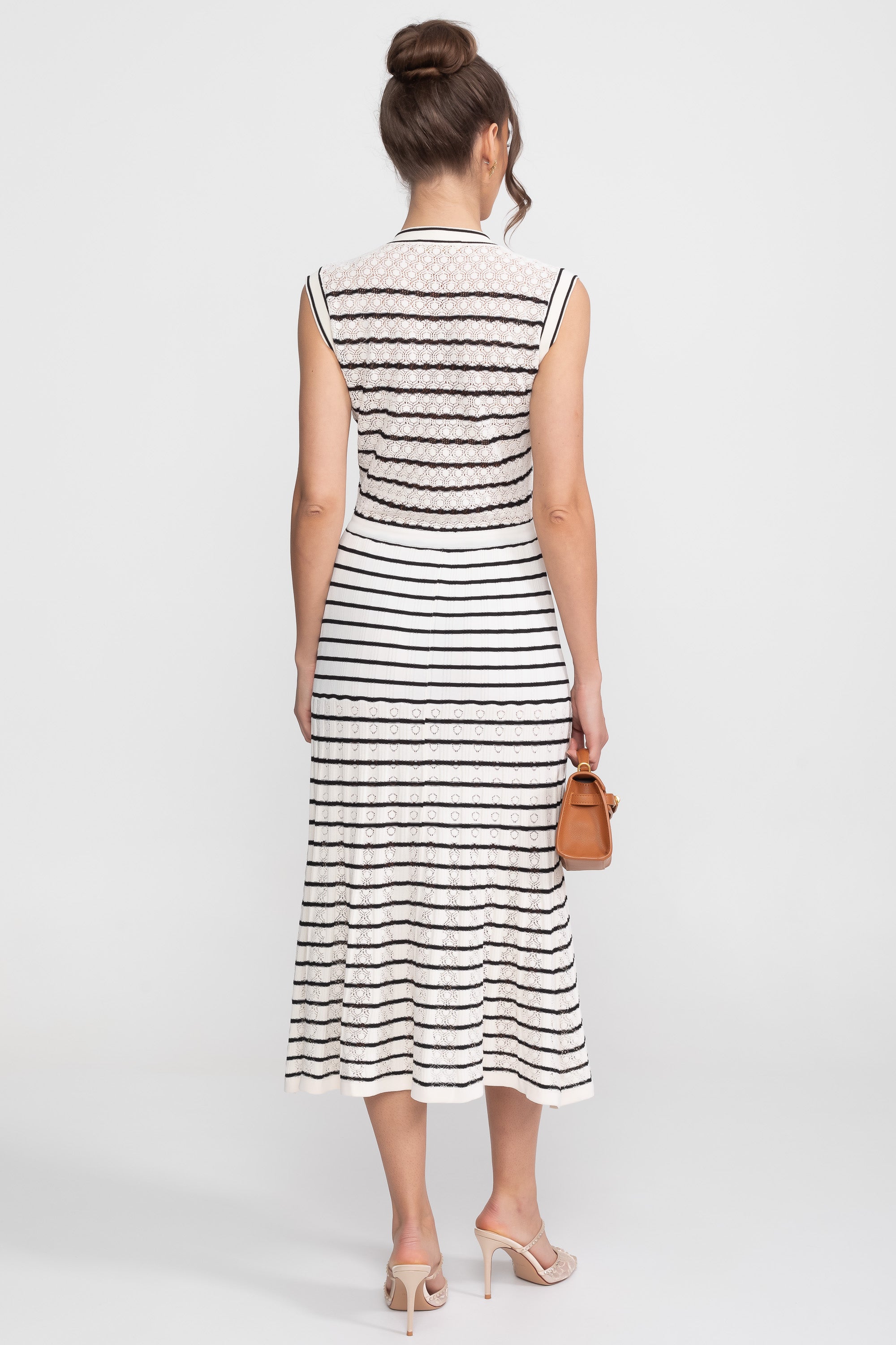 Abito Midi in Maglia Senza Maniche a Righe con Scollo a V e Bottoni Dorati - Bianco/Nero