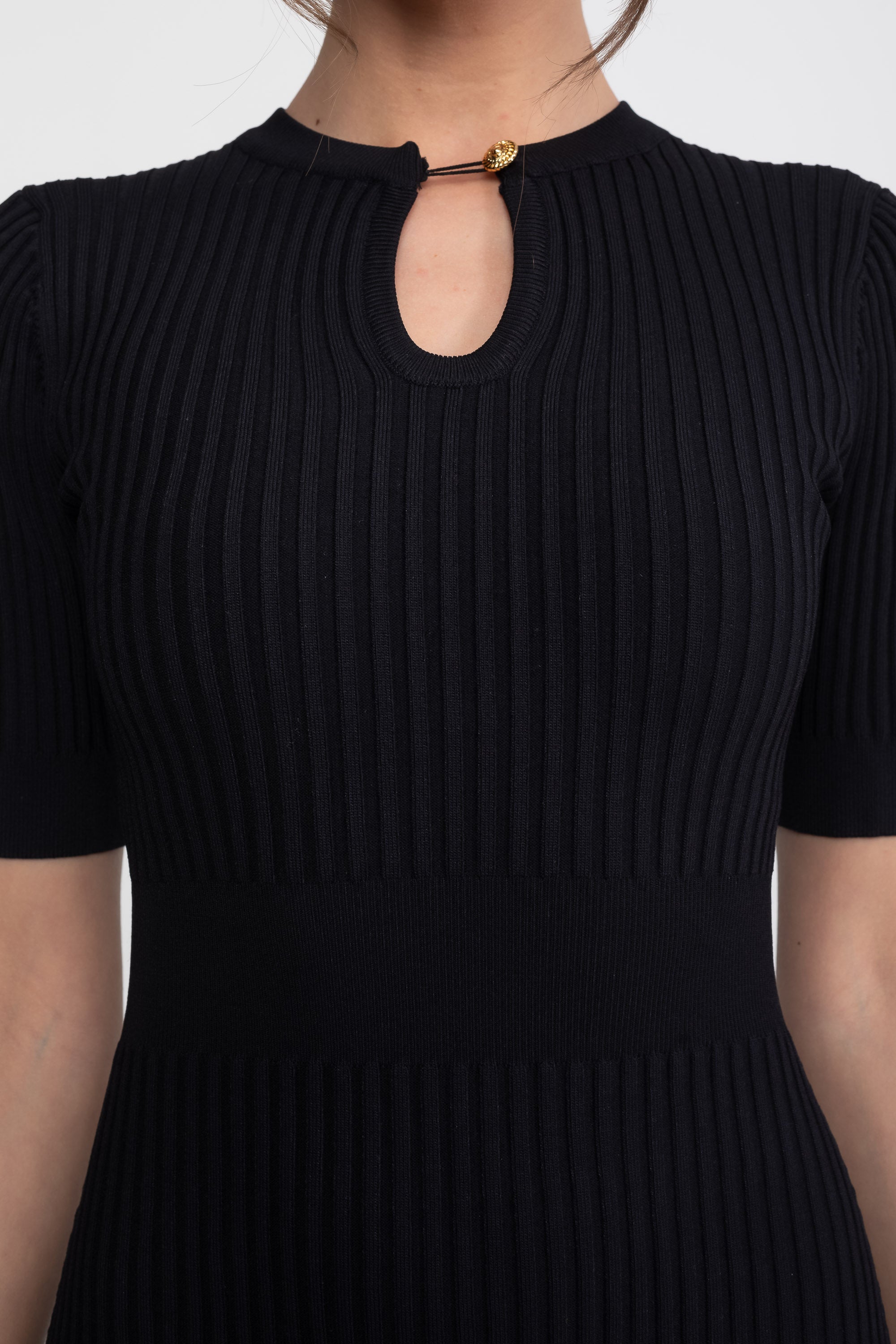 Abito corto in maglia coste con scollo a goccia e bottoni dorati - Nero