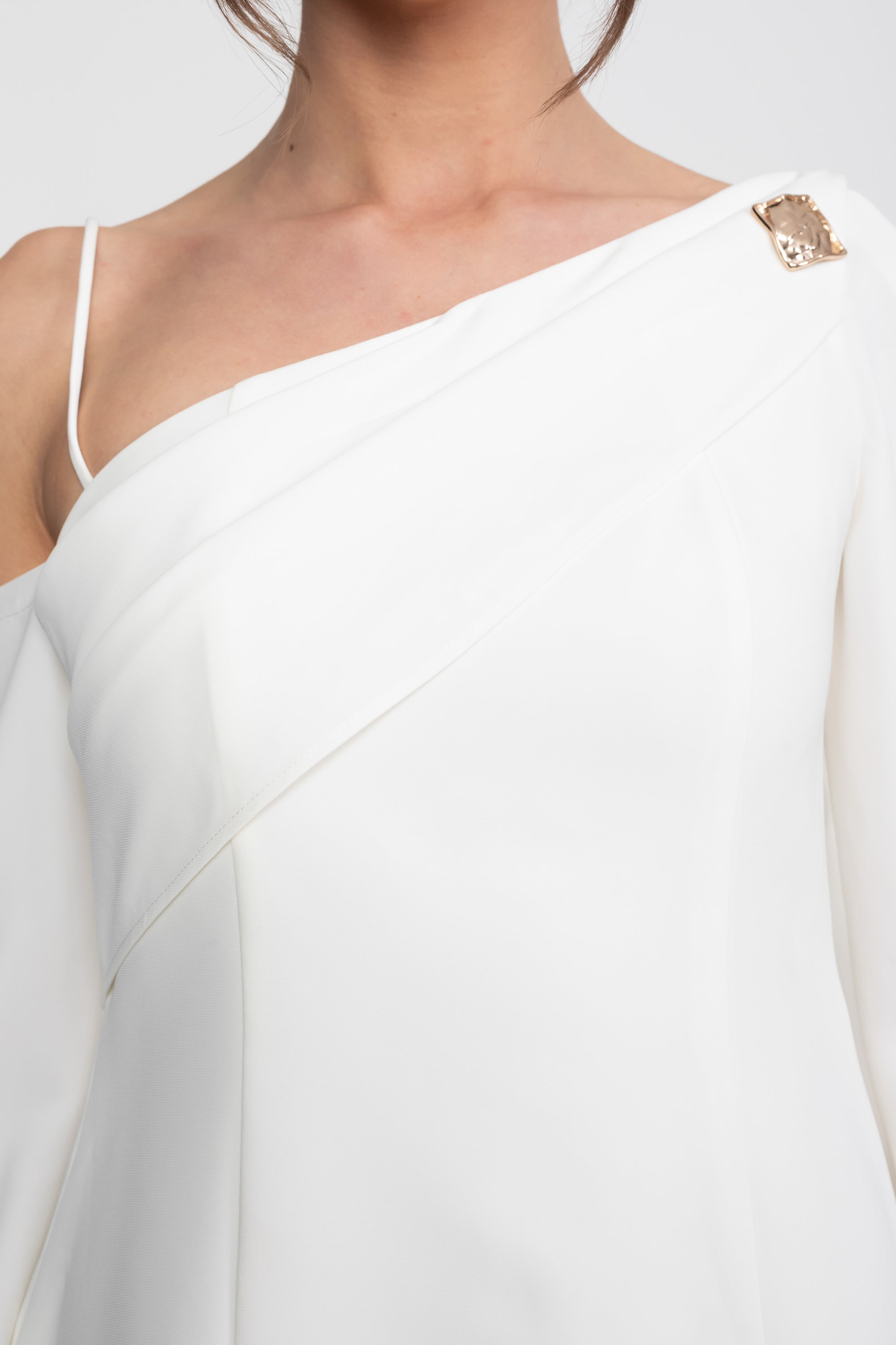 Abito mini asimmetrico cold-shoulder con maniche lunghe e spilla dorata - Bianco