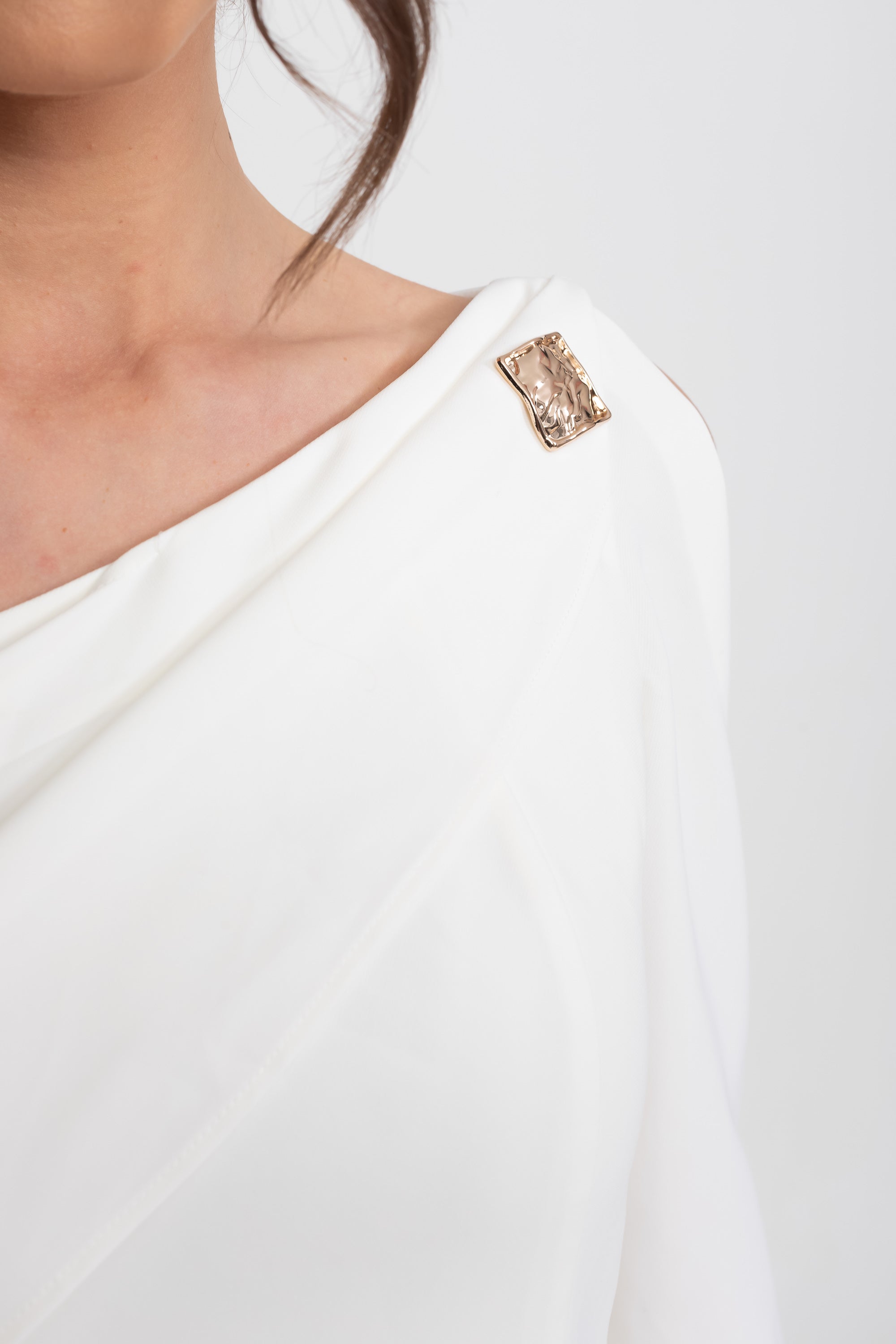 Abito mini asimmetrico cold-shoulder con maniche lunghe e spilla dorata - Bianco