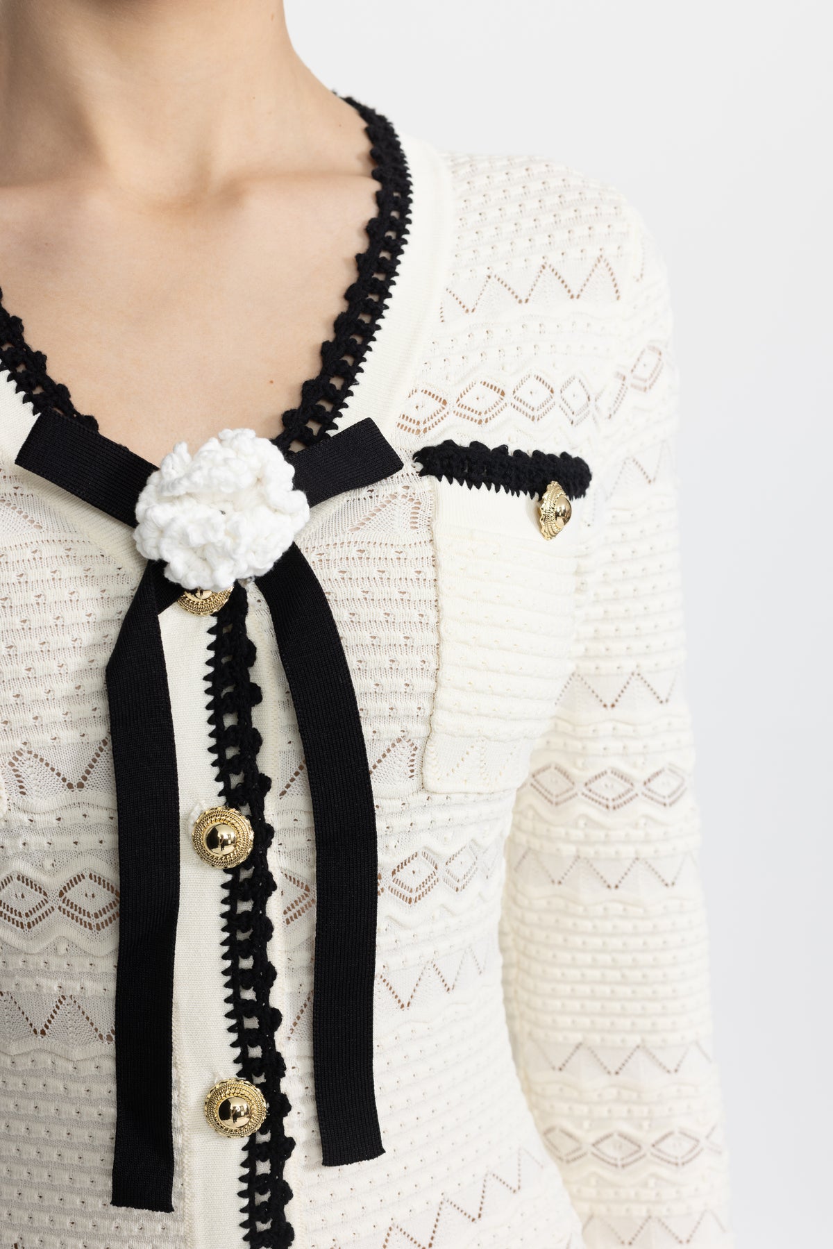 Abito midi in maglia con bottoni, profili crochet e spilla a fiore - Ivoire