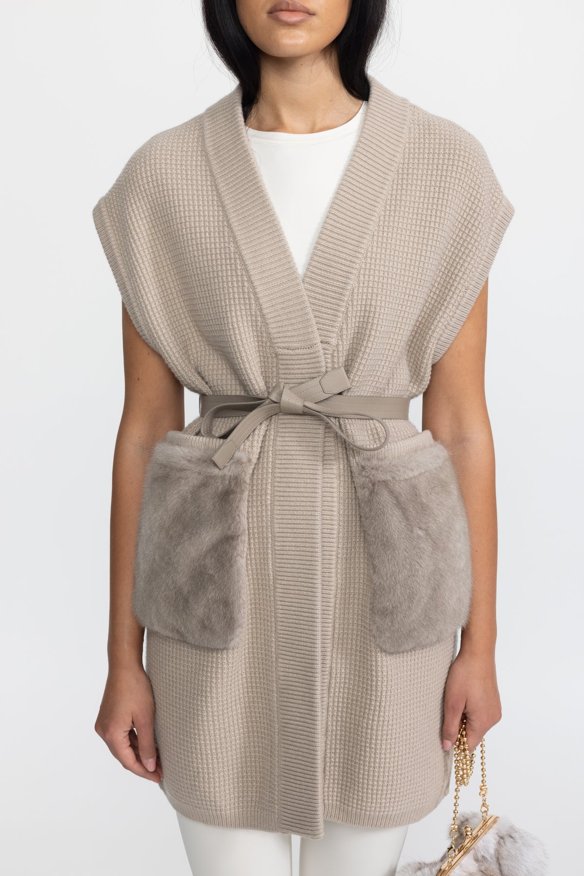 Gilet in maglia waffle con cintura e tasche in pelliccia - Beige