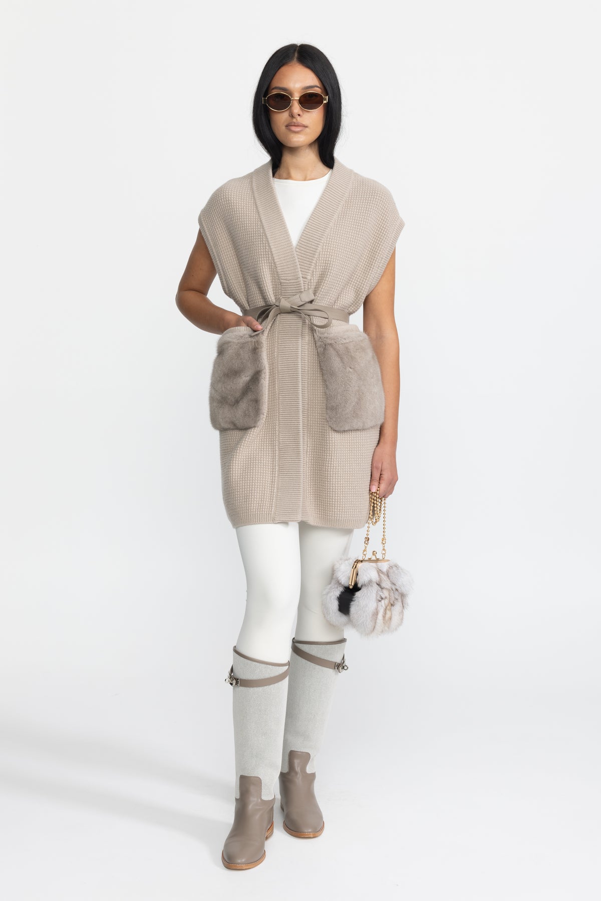Gilet in maglia waffle con cintura e tasche in pelliccia - Beige