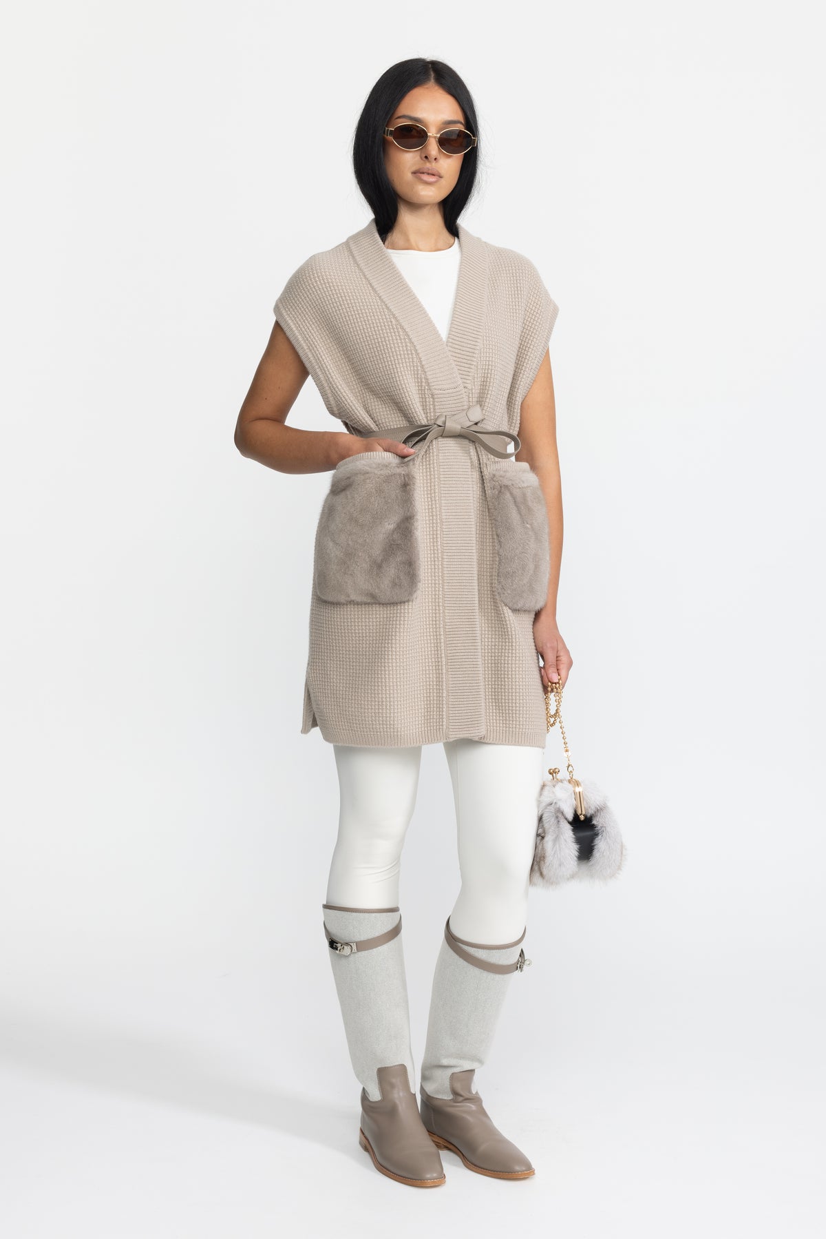 Gilet in maglia waffle con cintura e tasche in pelliccia - Beige