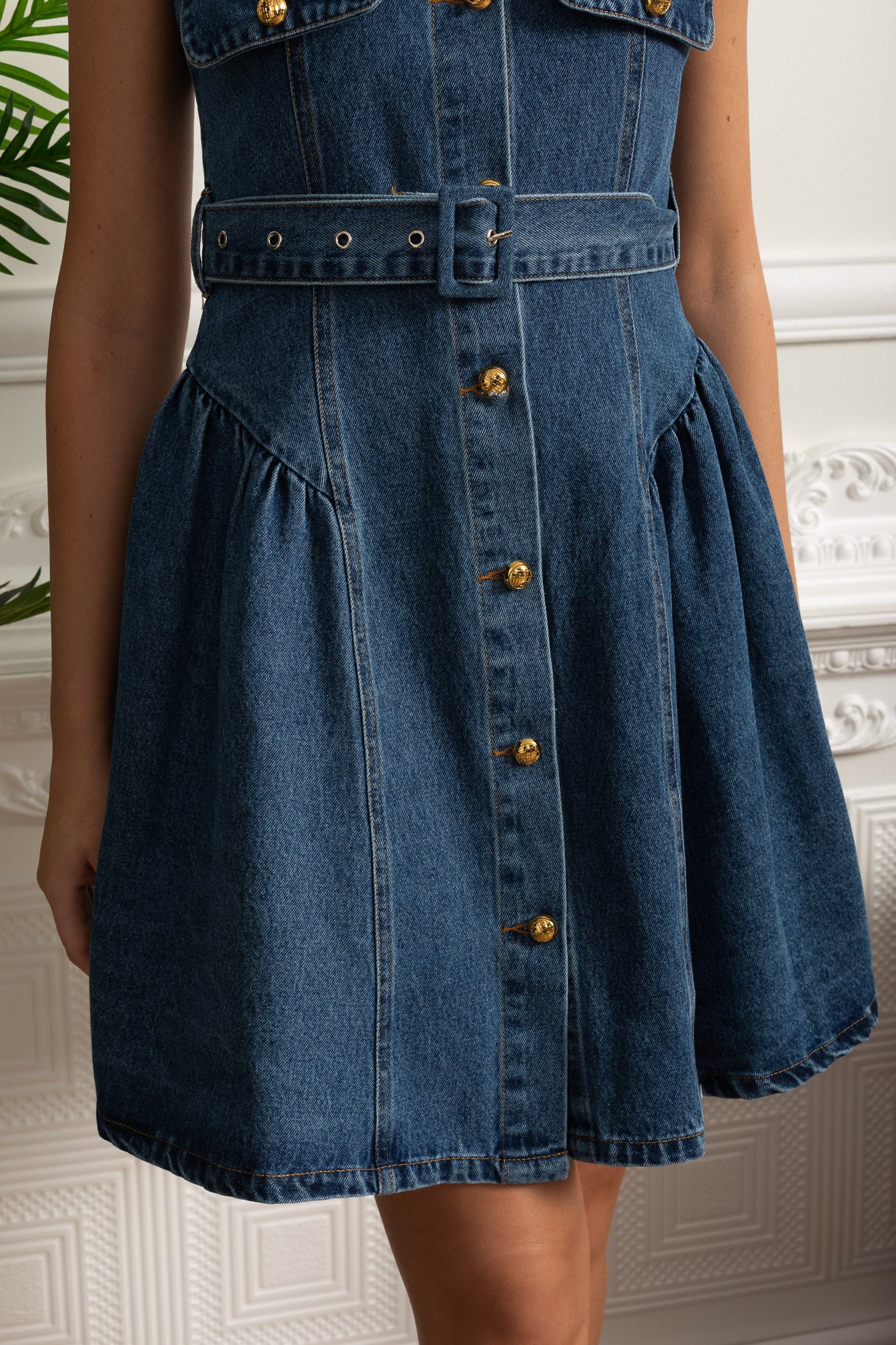 Mini abito in denim con bottoni frontali e cintura - Blu