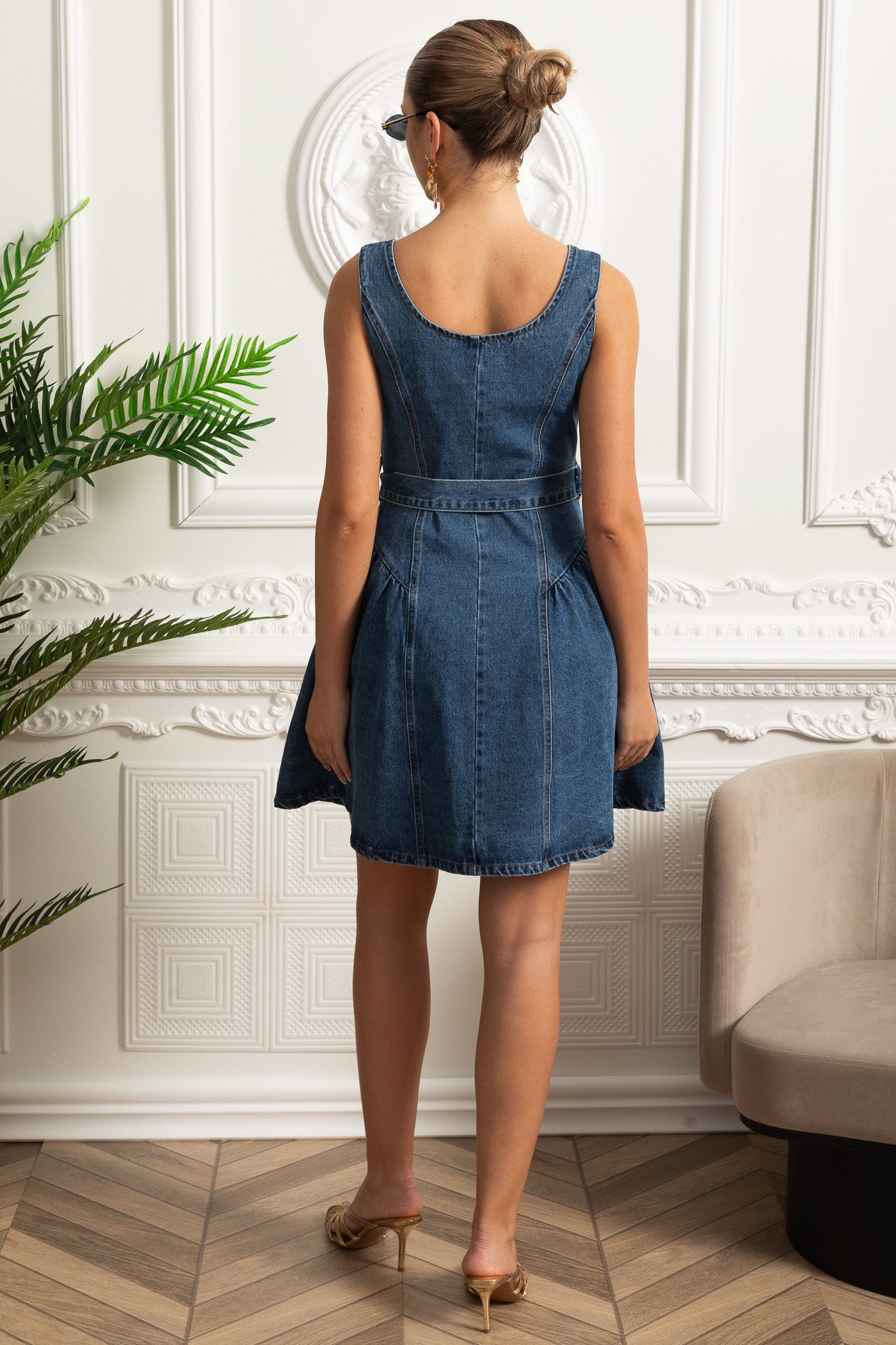 Mini abito in denim con bottoni frontali e cintura - Blu