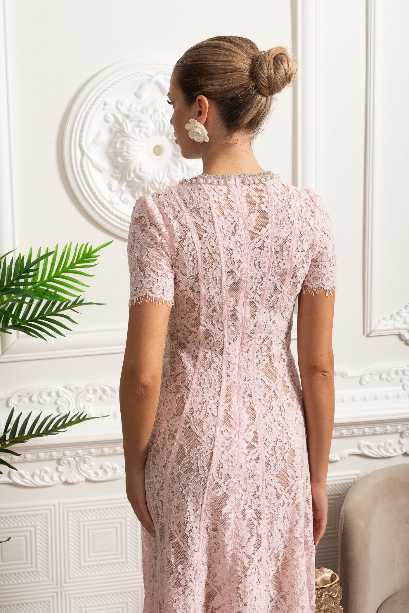 Abito Midi in Pizzo con Colletto Decorato da Cristalli - Rosa