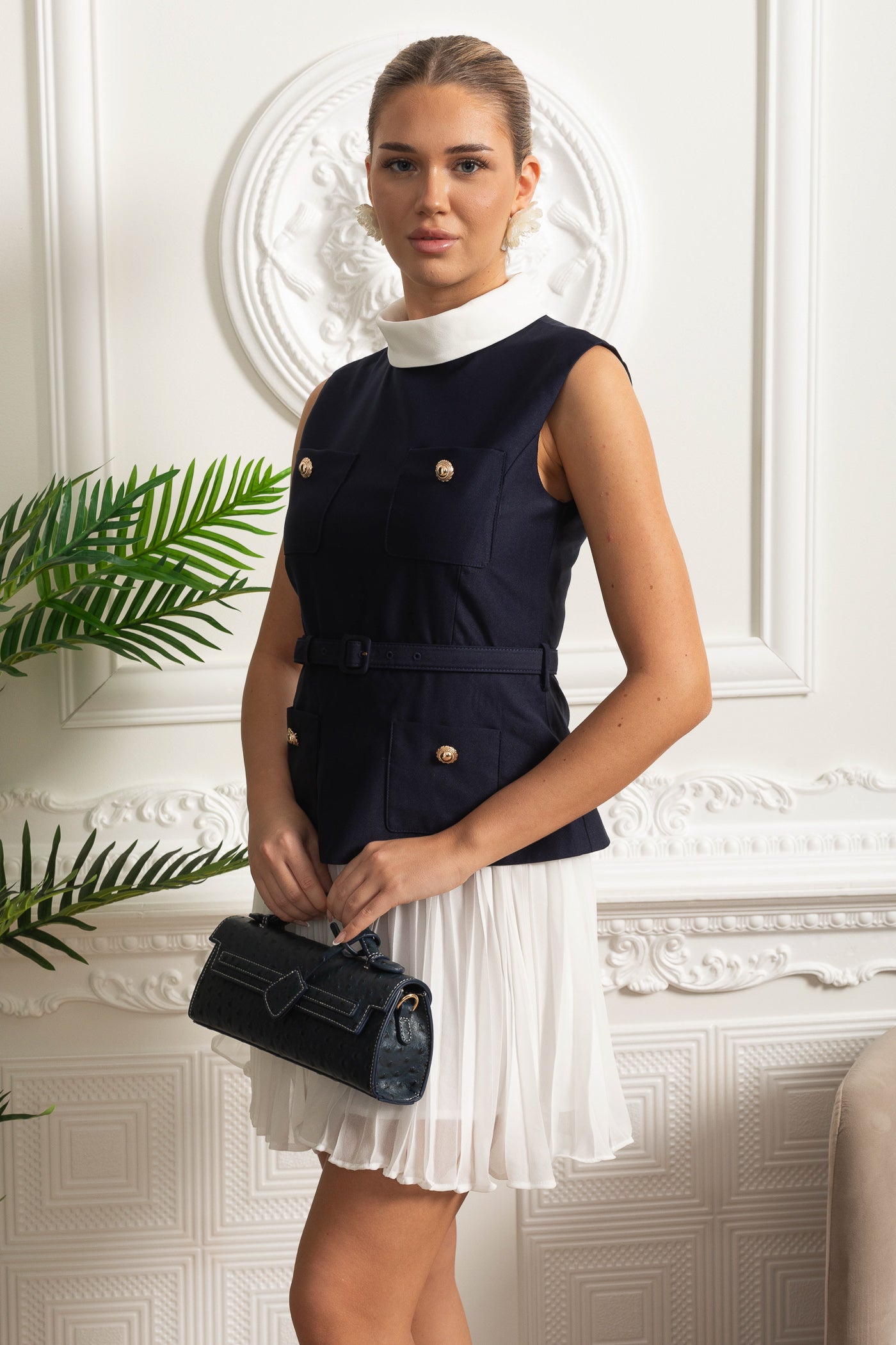 Abito strutturato senza maniche con gonna plissettata e colletto a contrasto - Navy/White