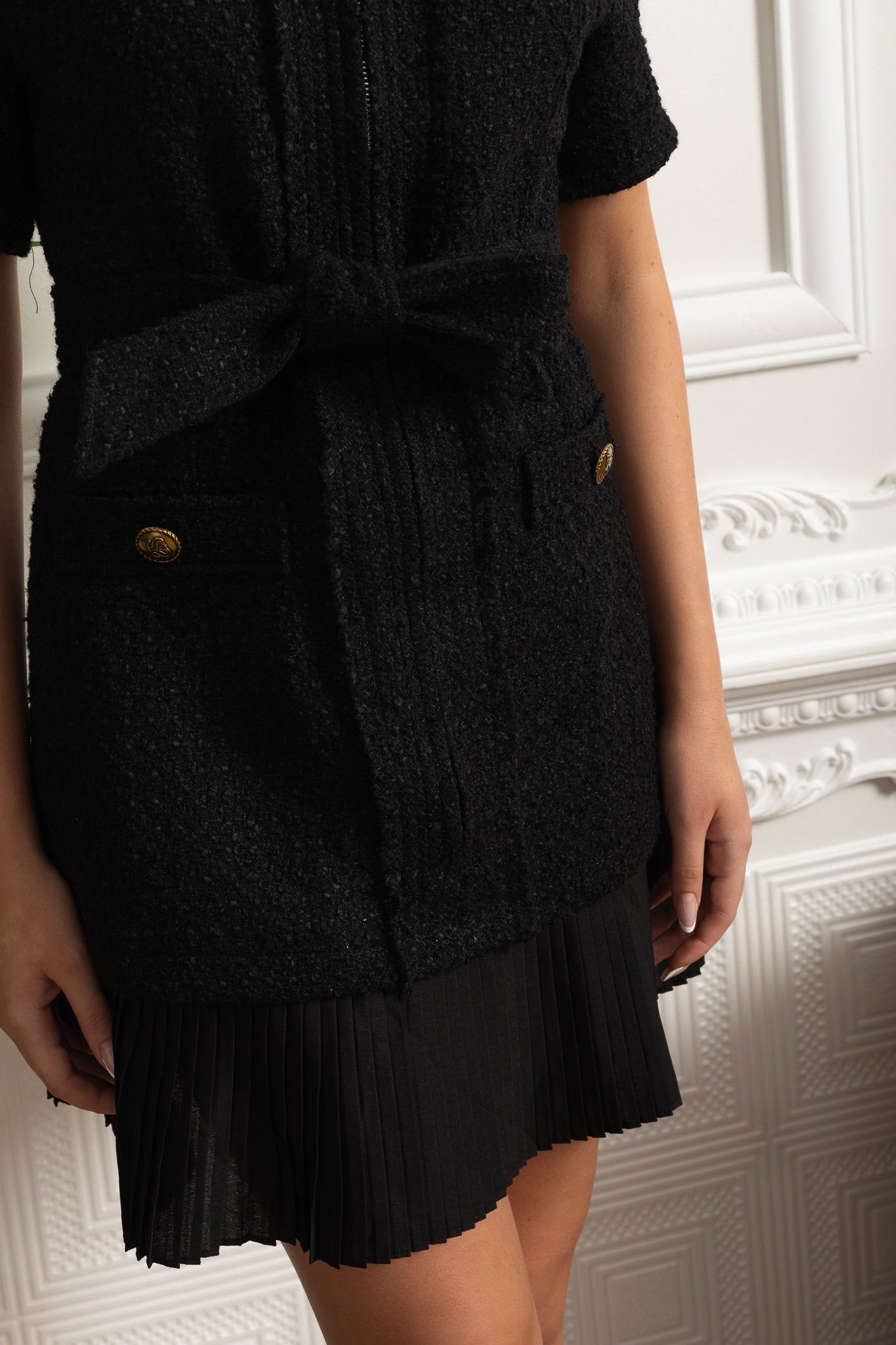 Abito Mini in Bouclé con Vita Cinturata e Orlo Plissettato - Nero