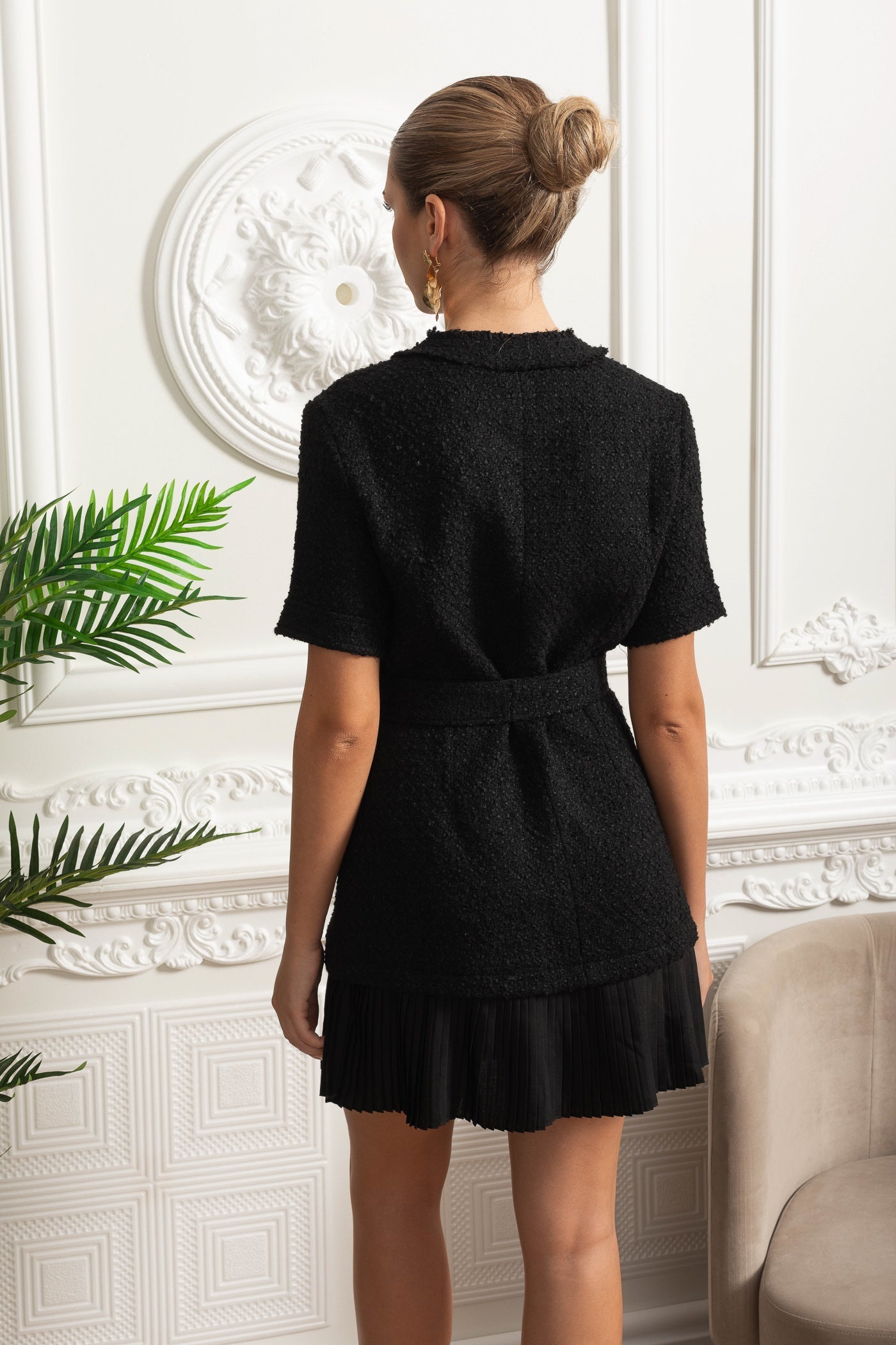 Abito Mini in Bouclé con Vita Cinturata e Orlo Plissettato - Nero