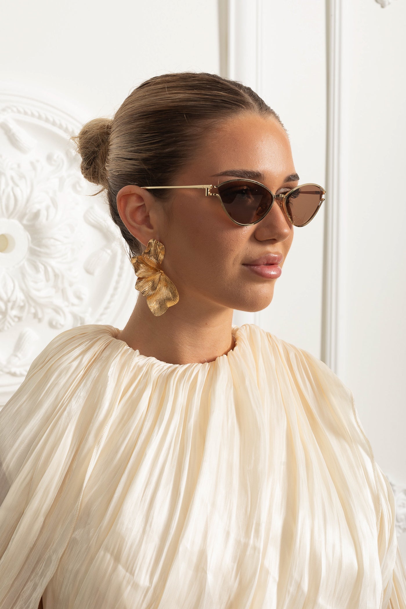 Occhiali da sole a occhi di gatto con montatura in metallo dorato – Marrone