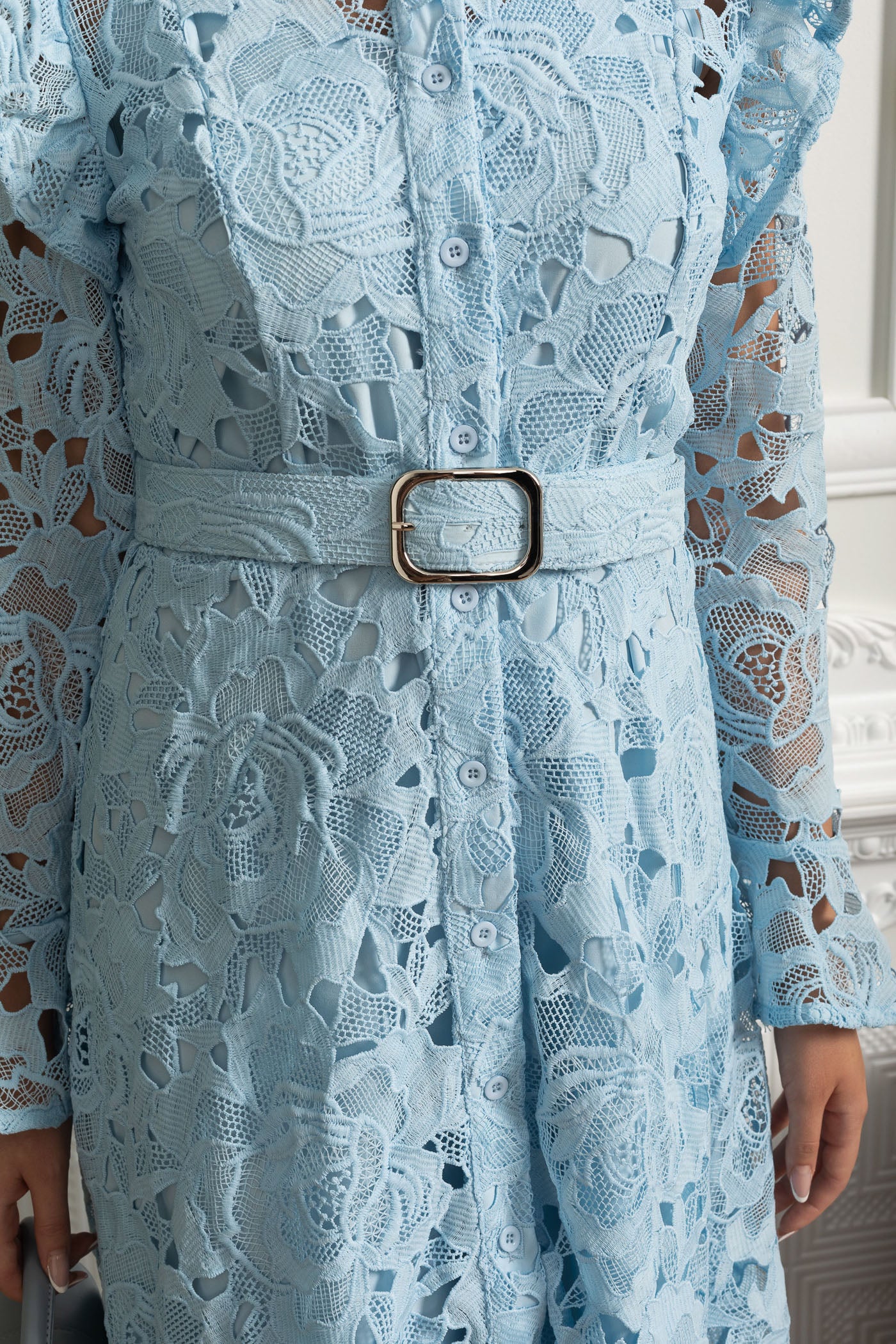 Abito Midi in Pizzo con Spalle Arricciate e Dettagli Floreali - Blu