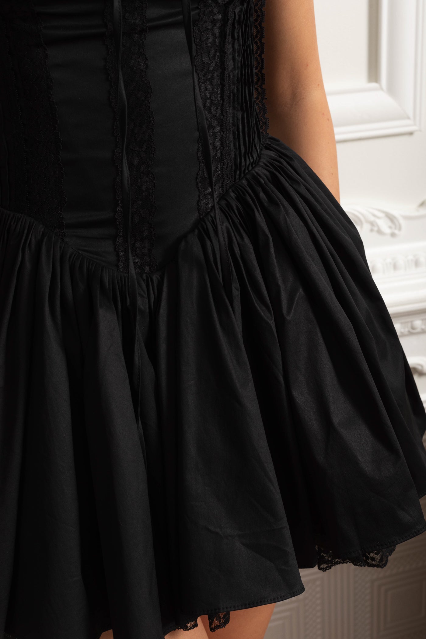 Abito Bustier con Schiena Allacciata e Orlo Arricciato - Nero