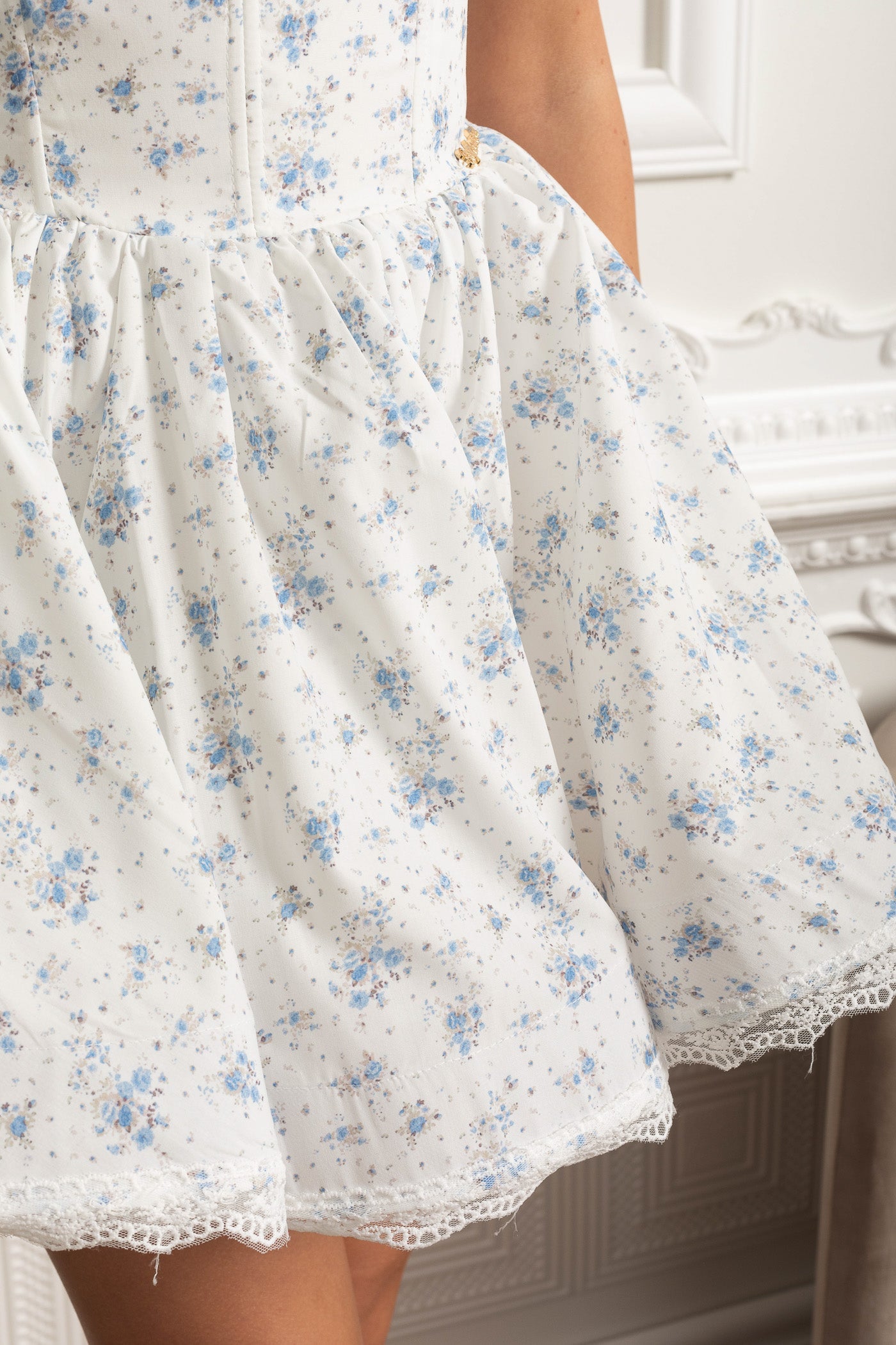 Mini Abito Floreale con Maniche a Sbuffo e Dettaglio Rosa 3D - Bianco/Blue