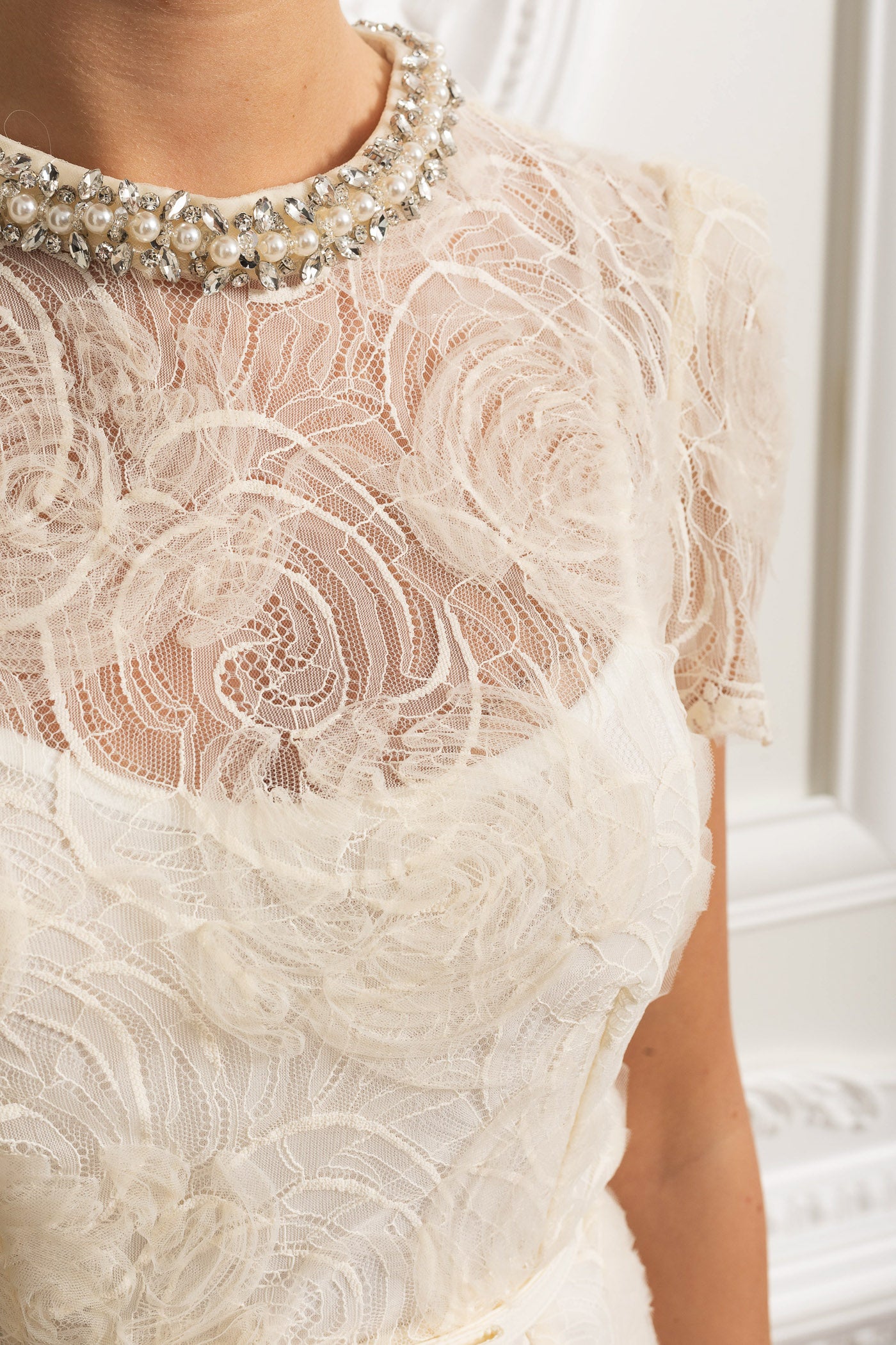 Abito Midi in Pizzo con Maniche Corte e Delicata Cintura in Vita - Ivoire