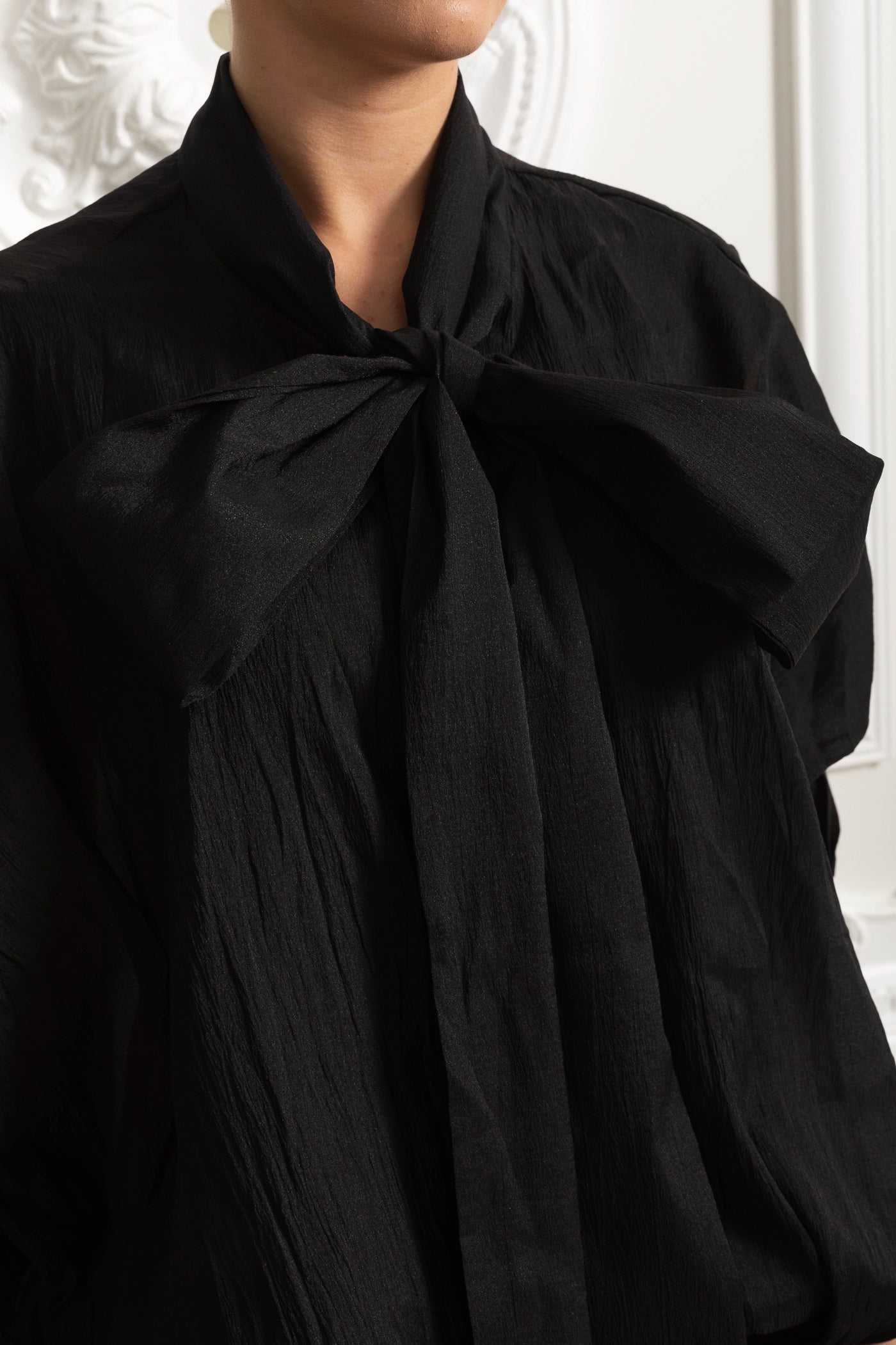 Miniabito con balze e fiocco trasparente al collo - Nero