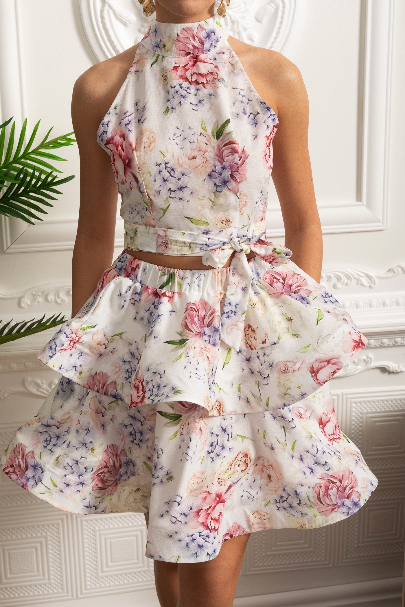 Set Top Crop a Collo con Stampa Floreale e Gonna Mini a Balze Sovrapposte - Bianco/Rosa