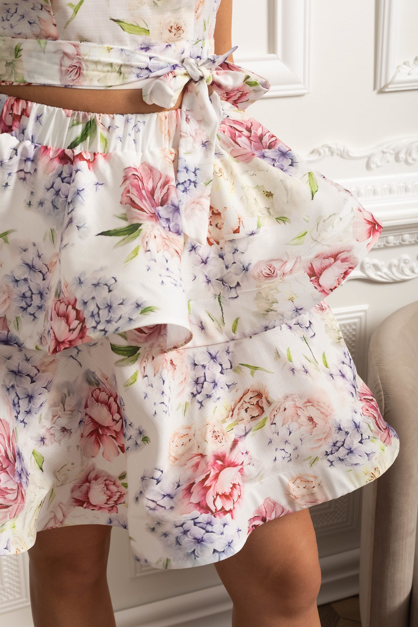 Set Top Crop a Collo con Stampa Floreale e Gonna Mini a Balze Sovrapposte - Bianco/Rosa