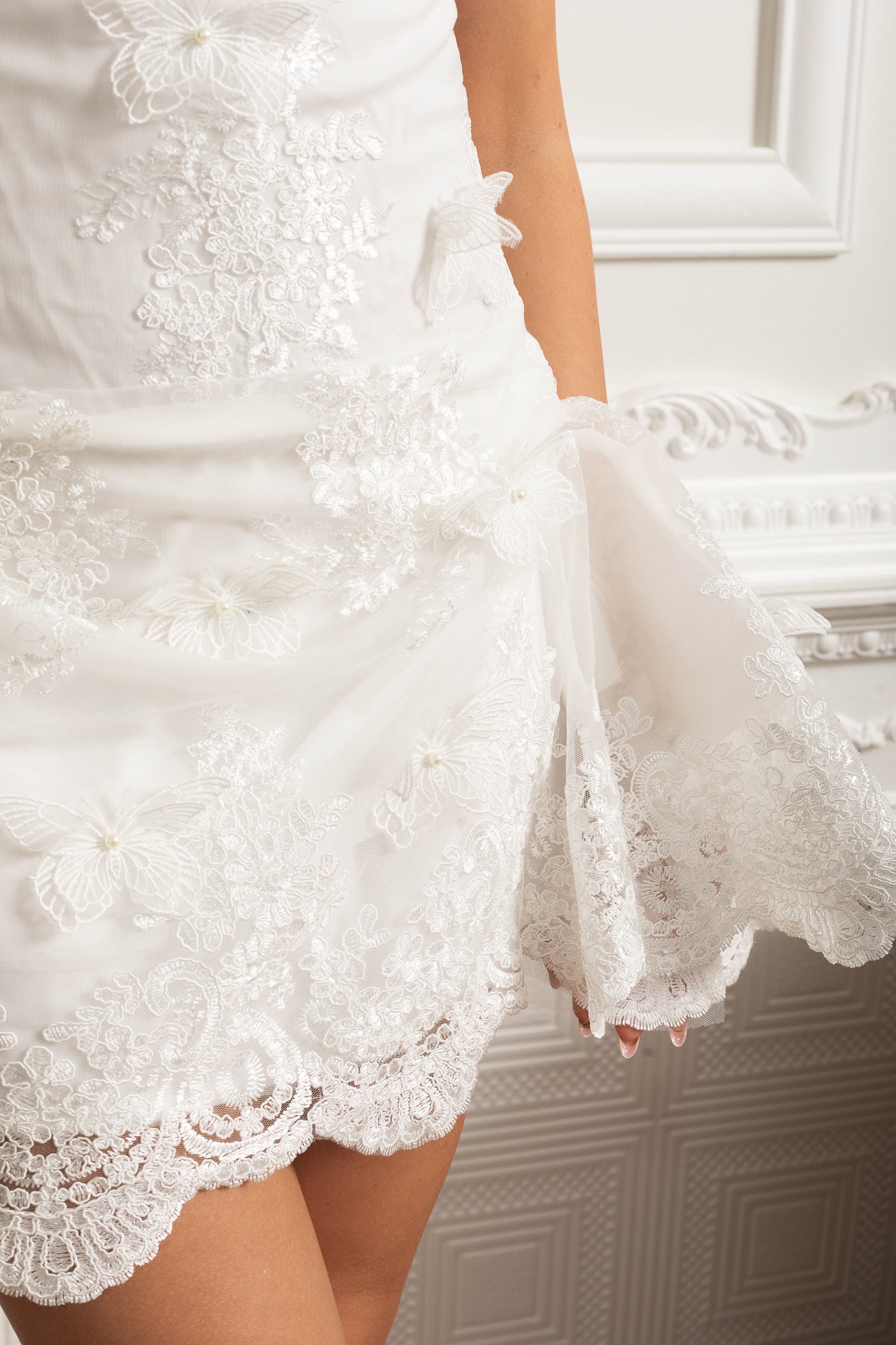 Abito Mini con Scollo a Cuore e Bordo Ondulato in Tulle Ricamato - Bianco