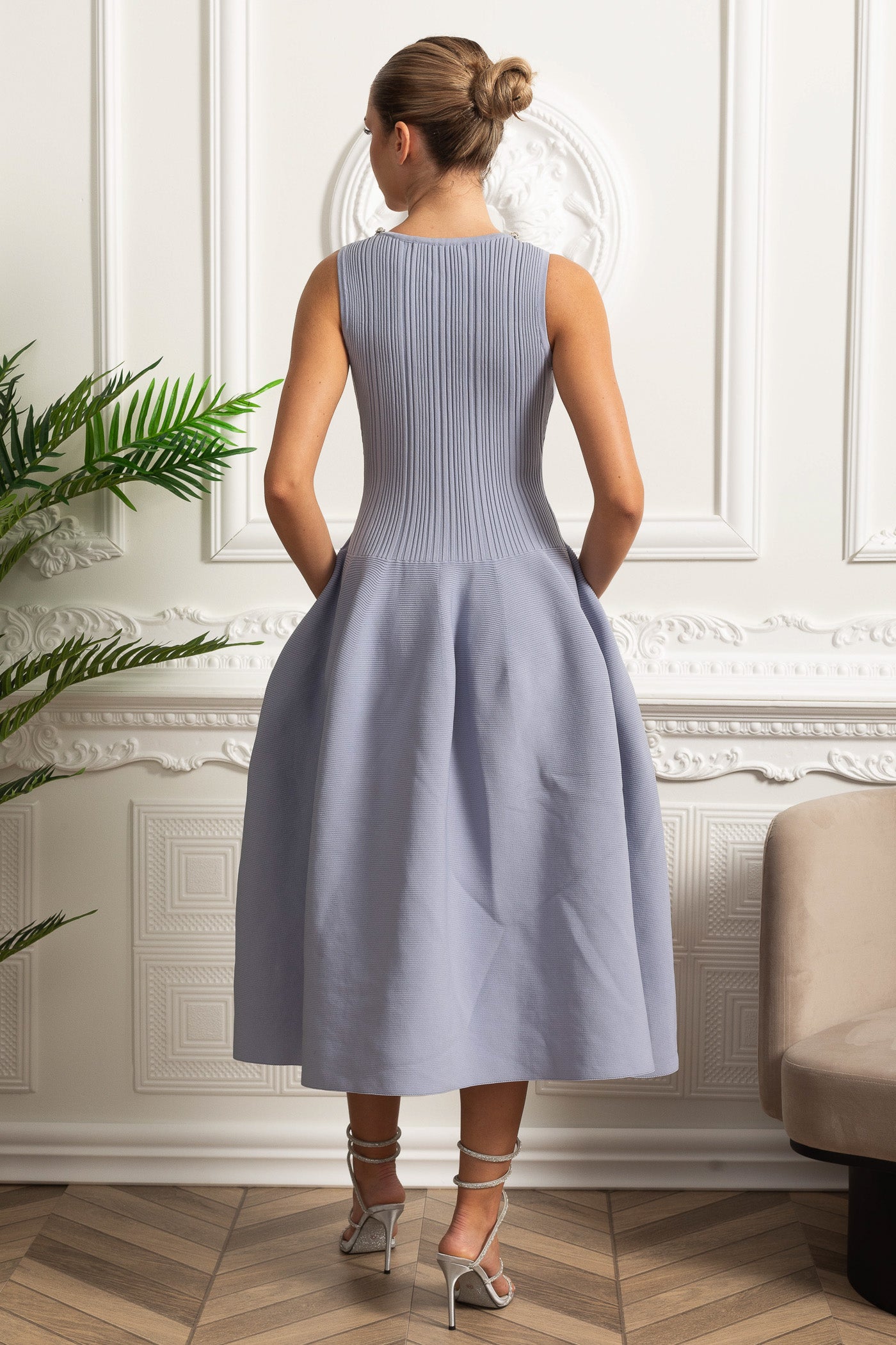 Abito midi a coste con scollo a barca e perline - Baby Blue