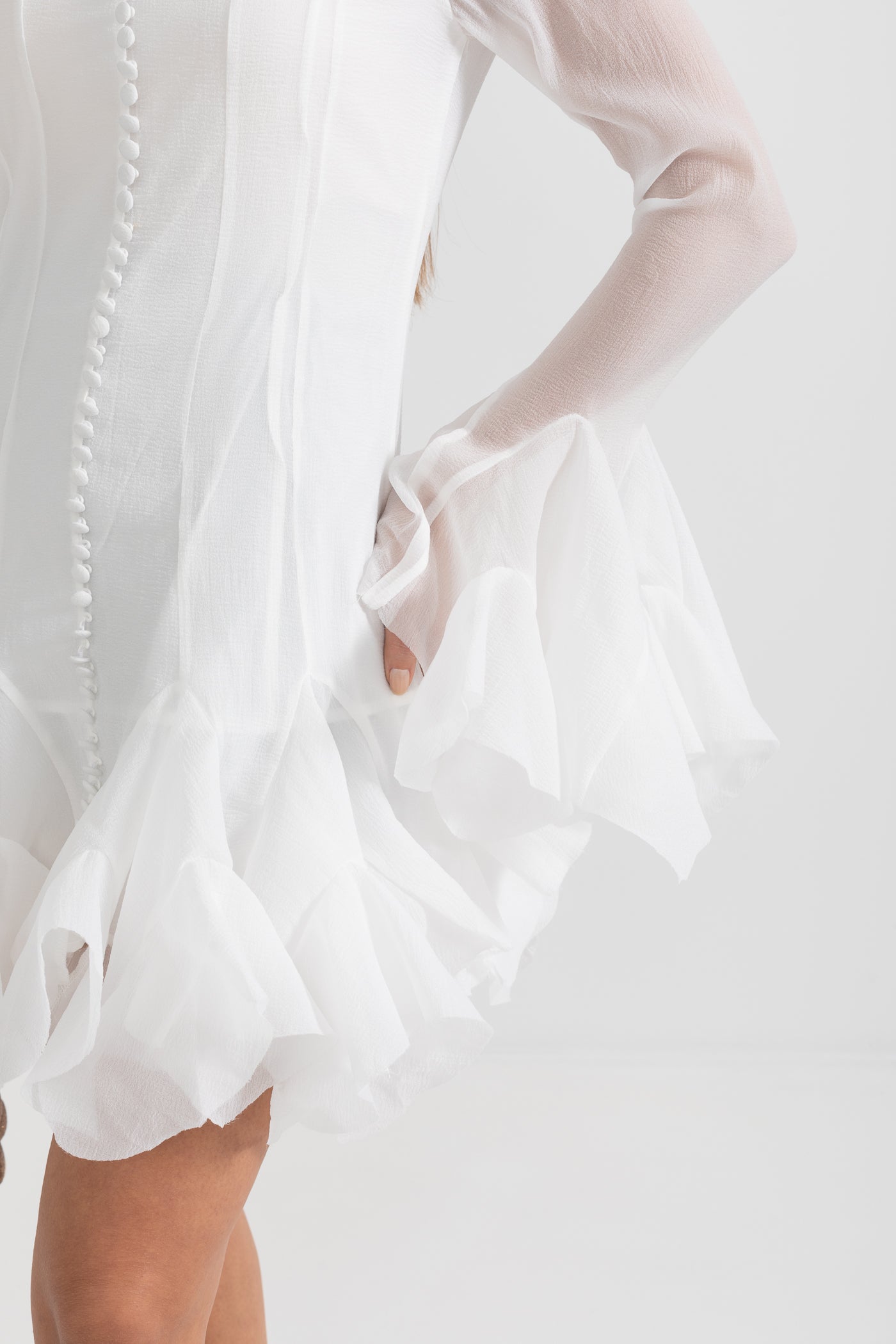 Abito dalla silhouette elegante con maniche e orlo svasati - Bianco