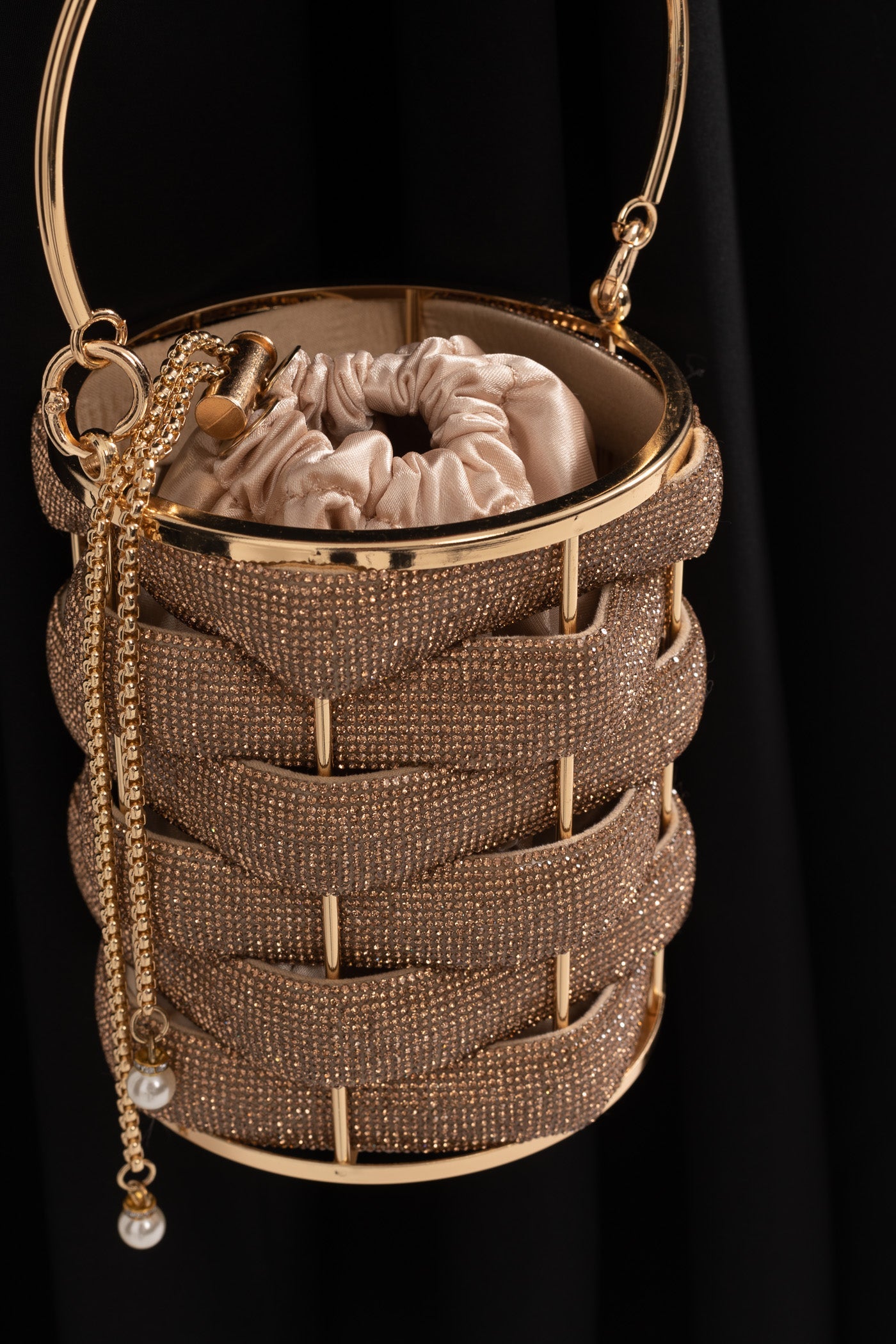 Elegante Borsa a Secchiello con Chiusura Interna in Raso - Oro
