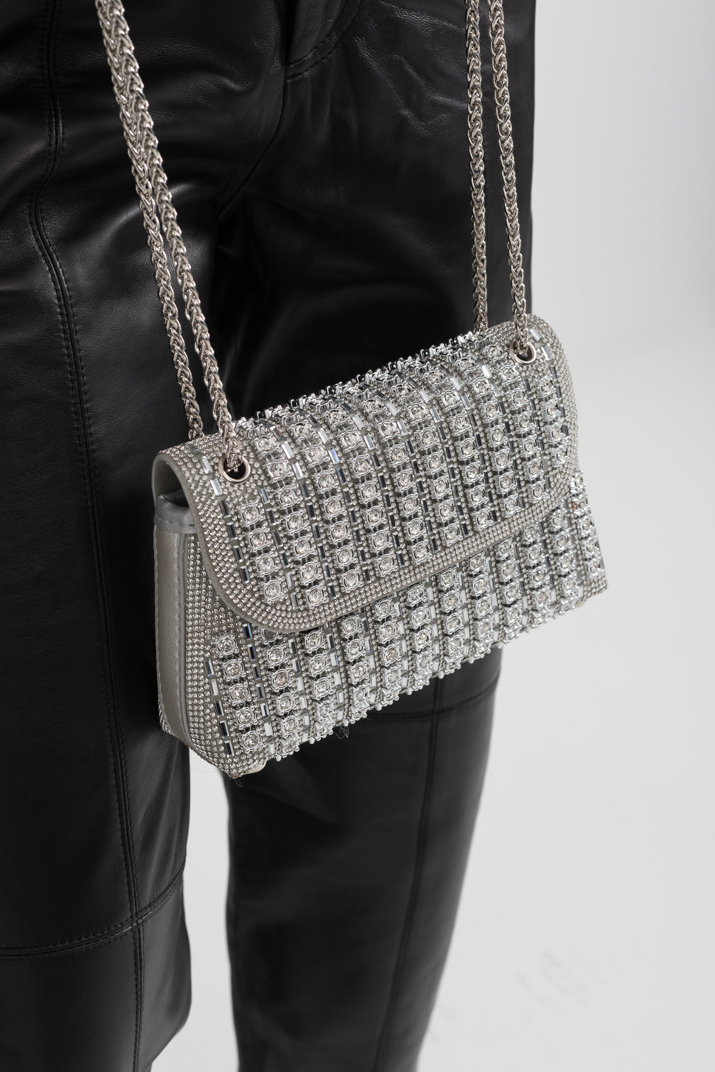 Borsa Intrecciata Scintillante con Raffinate Decorazioni in Strass - Argento