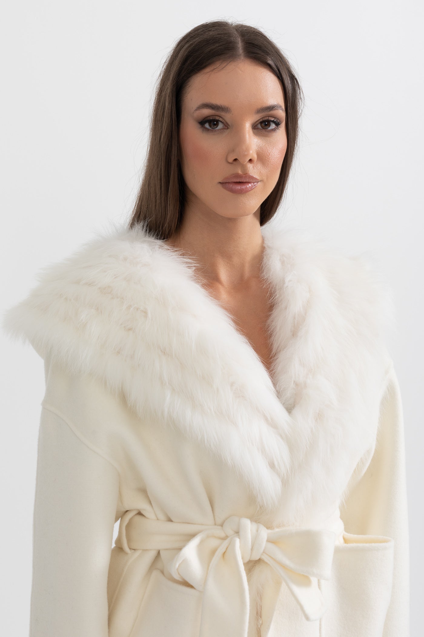 Giacca con collo in pelliccia, cappuccio oversize e fascia in vita - Ivoire