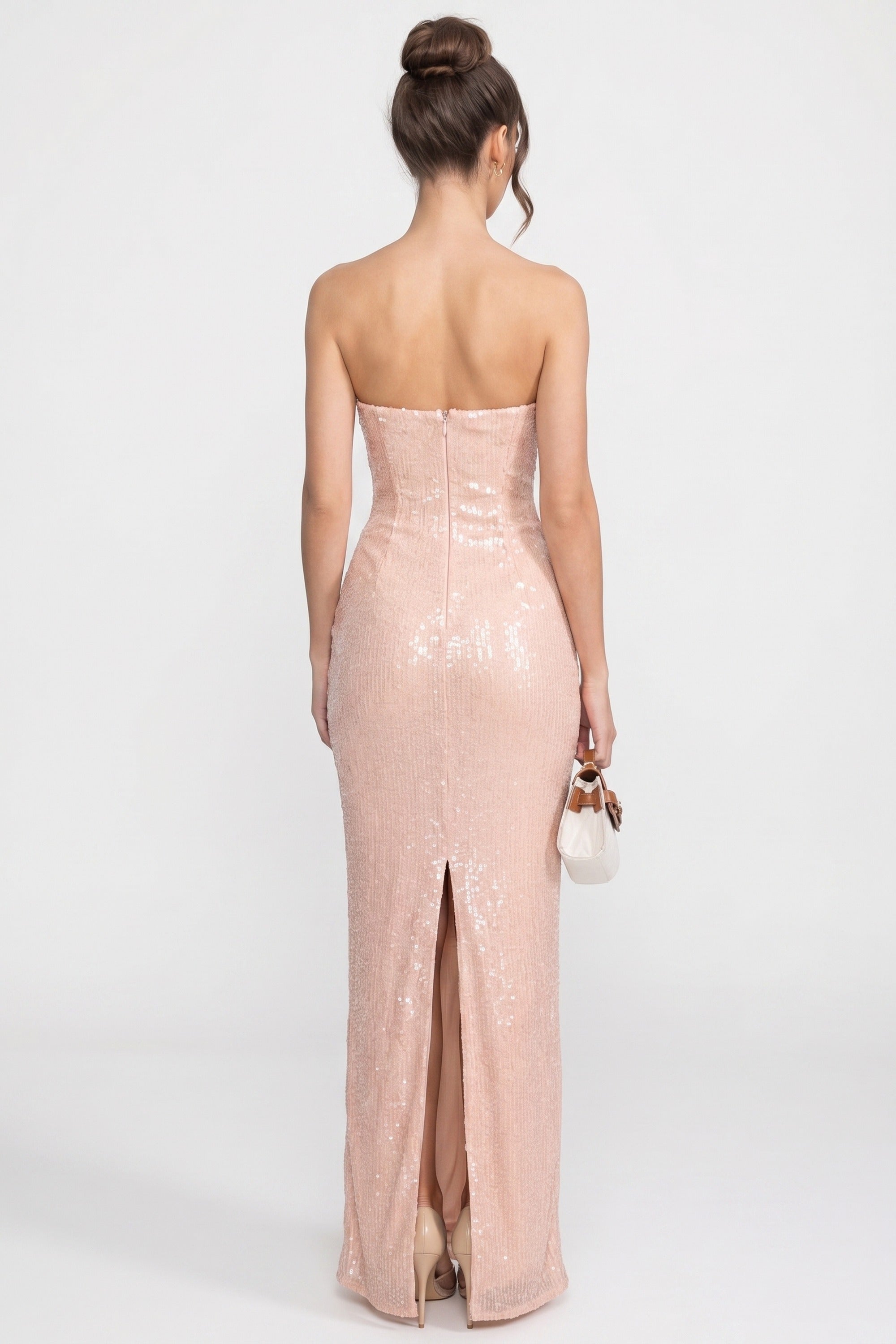 Abito lungo a sirena senza spalline con paillettes, scollo a cuore e spacco posteriore - Blush