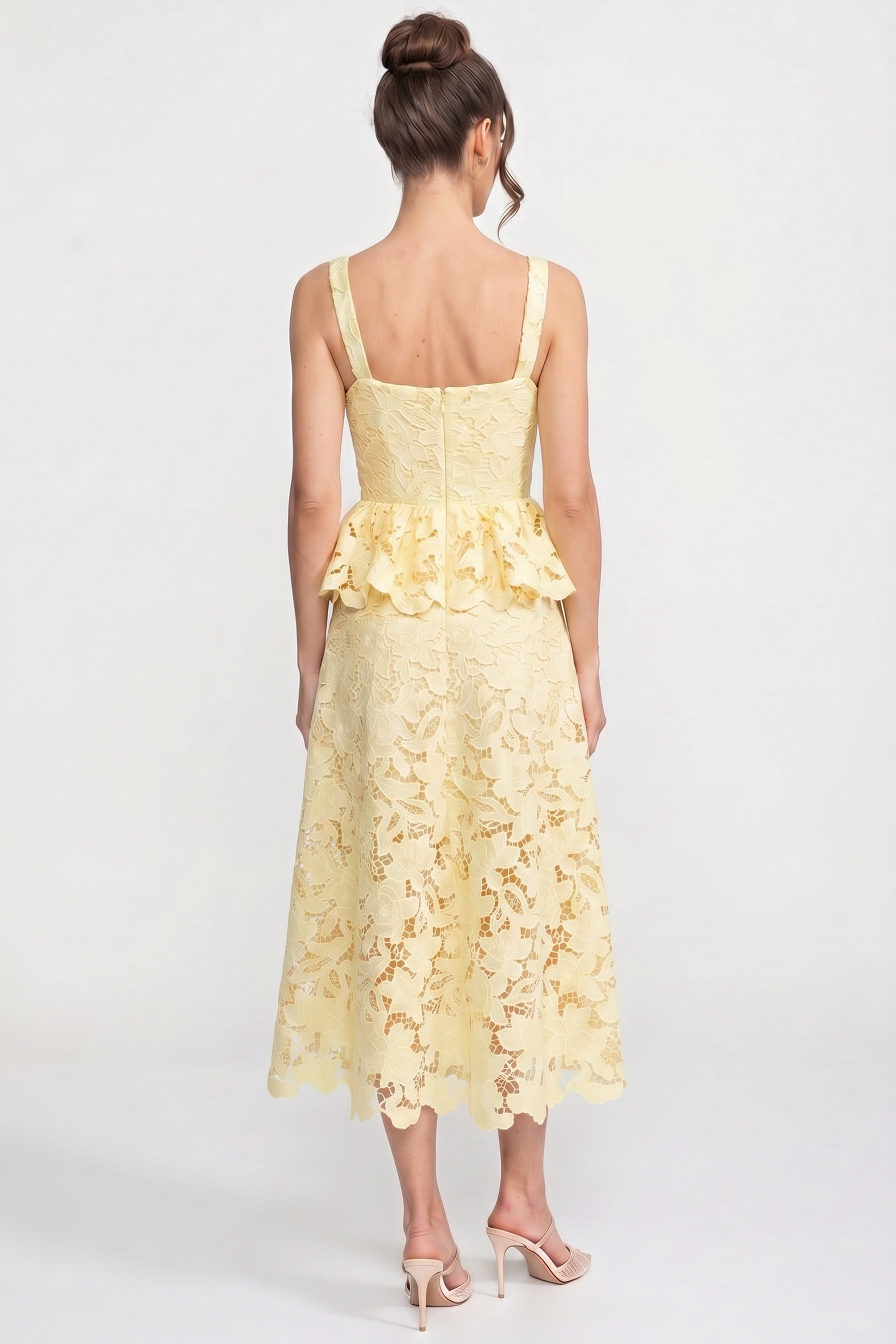 Abito senza maniche in pizzo con peplum, gonna midi e bottoni dorati - Giallo