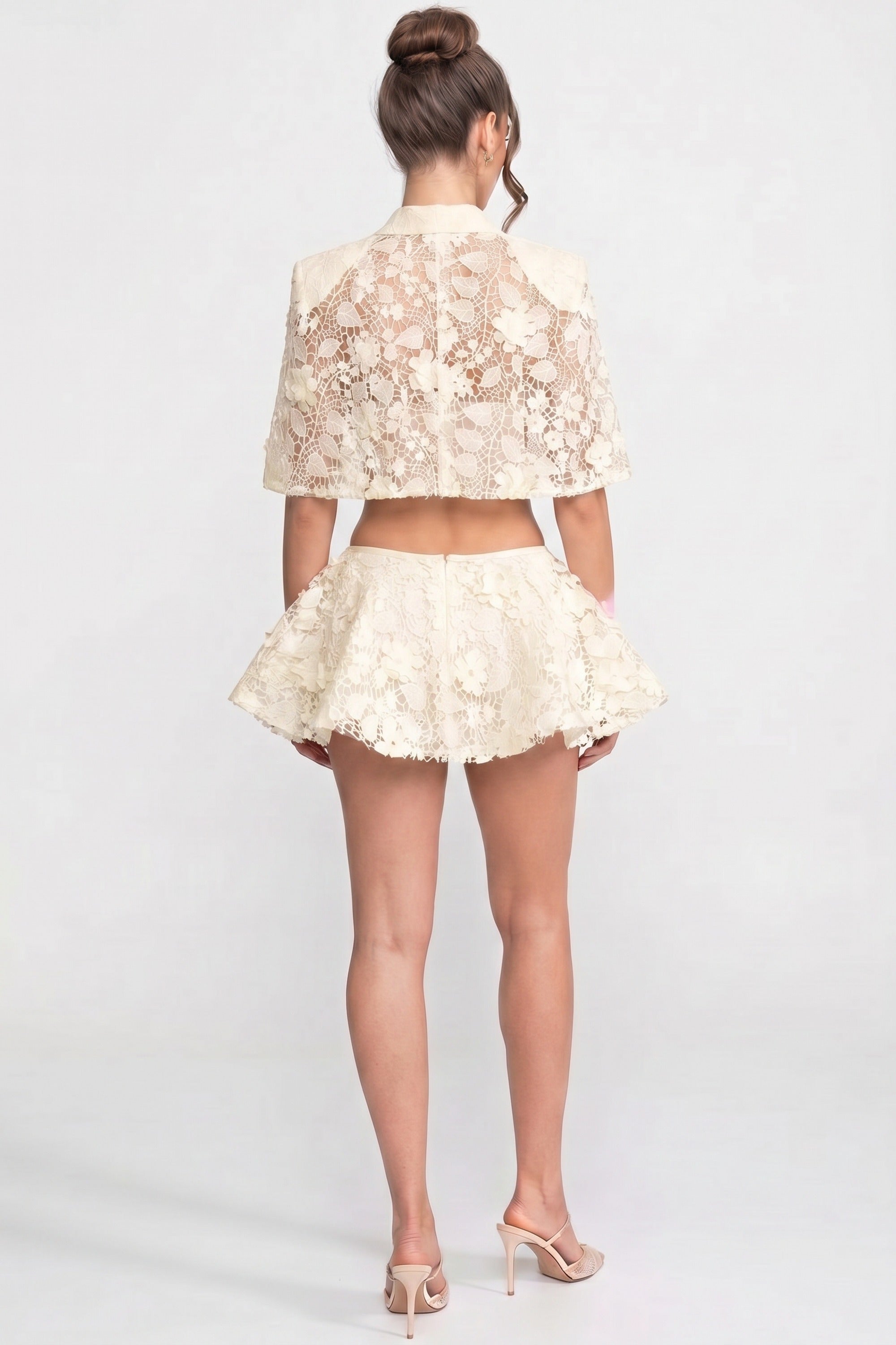 Coordinato in pizzo con mantella con bottoni e minigonna con fiocco - Bianco