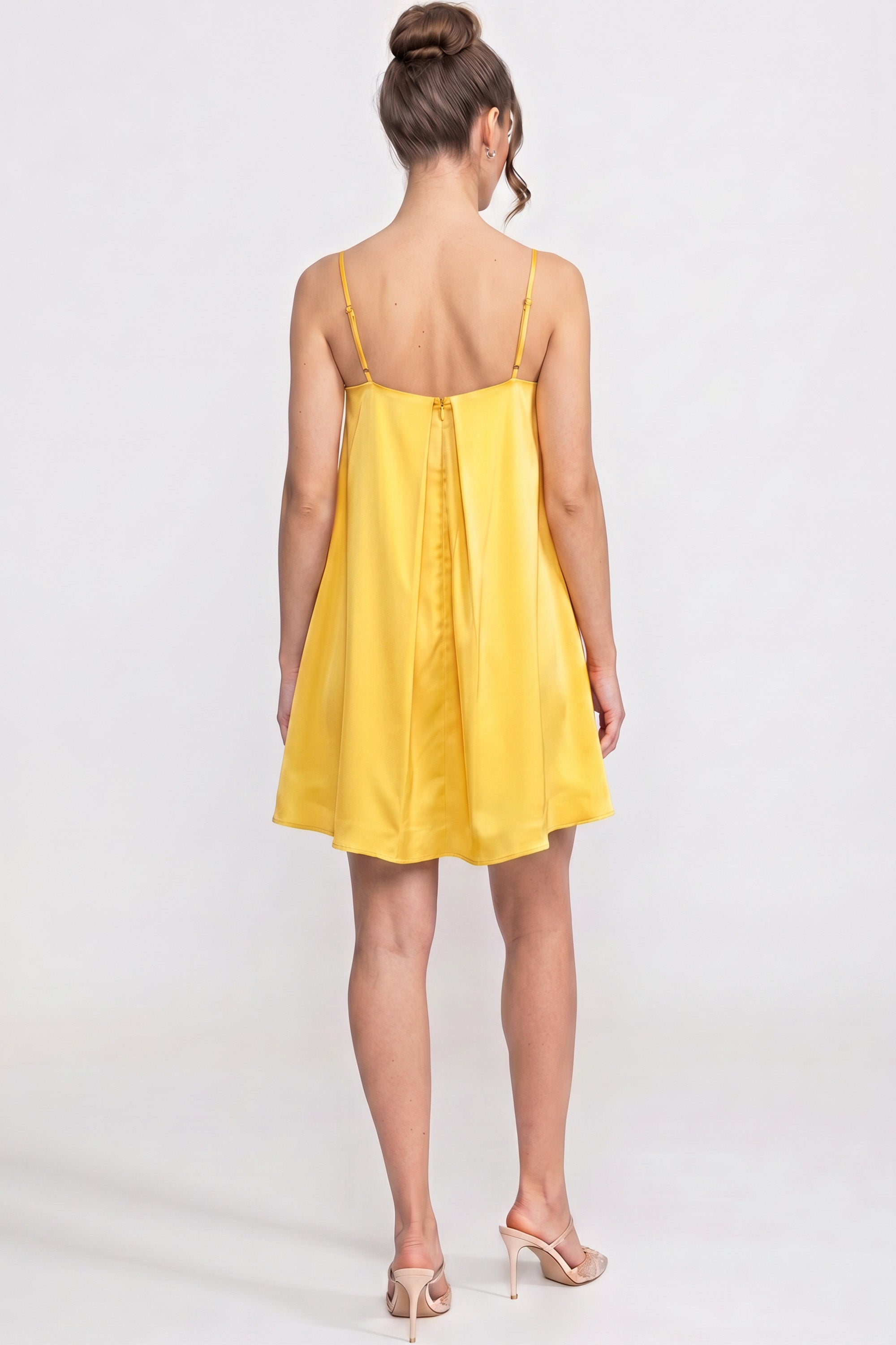 Mini abito con spalline sottili, applicazione floreale 3D e gonna a trapezio - Giallo