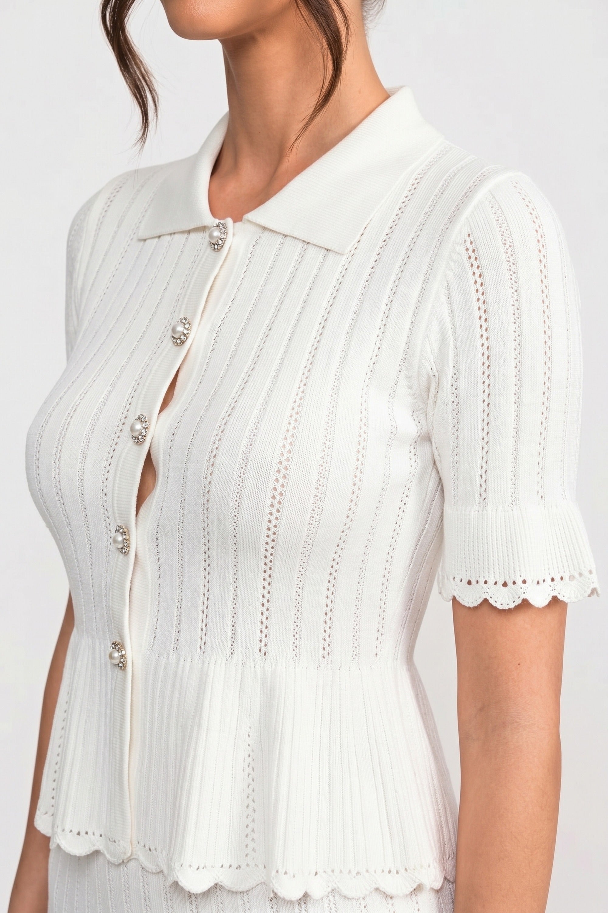 Mini abito peplum in maglia con colletto Peter Pan e orlo in pizzo - Bianco