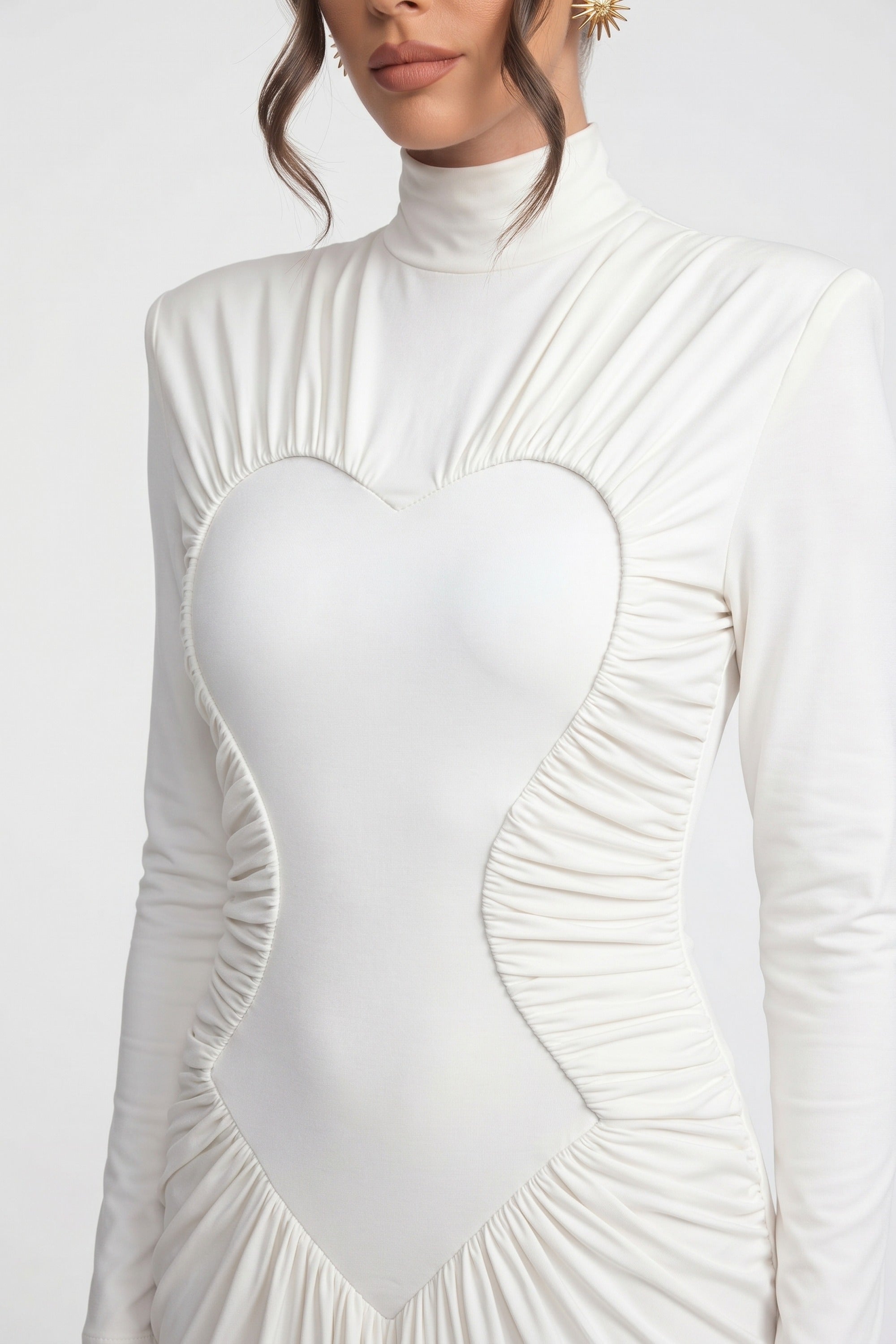 Abito lungo a sirena con collo alto, maniche lunghe, drappeggio arricciato e diagonale - Bianco