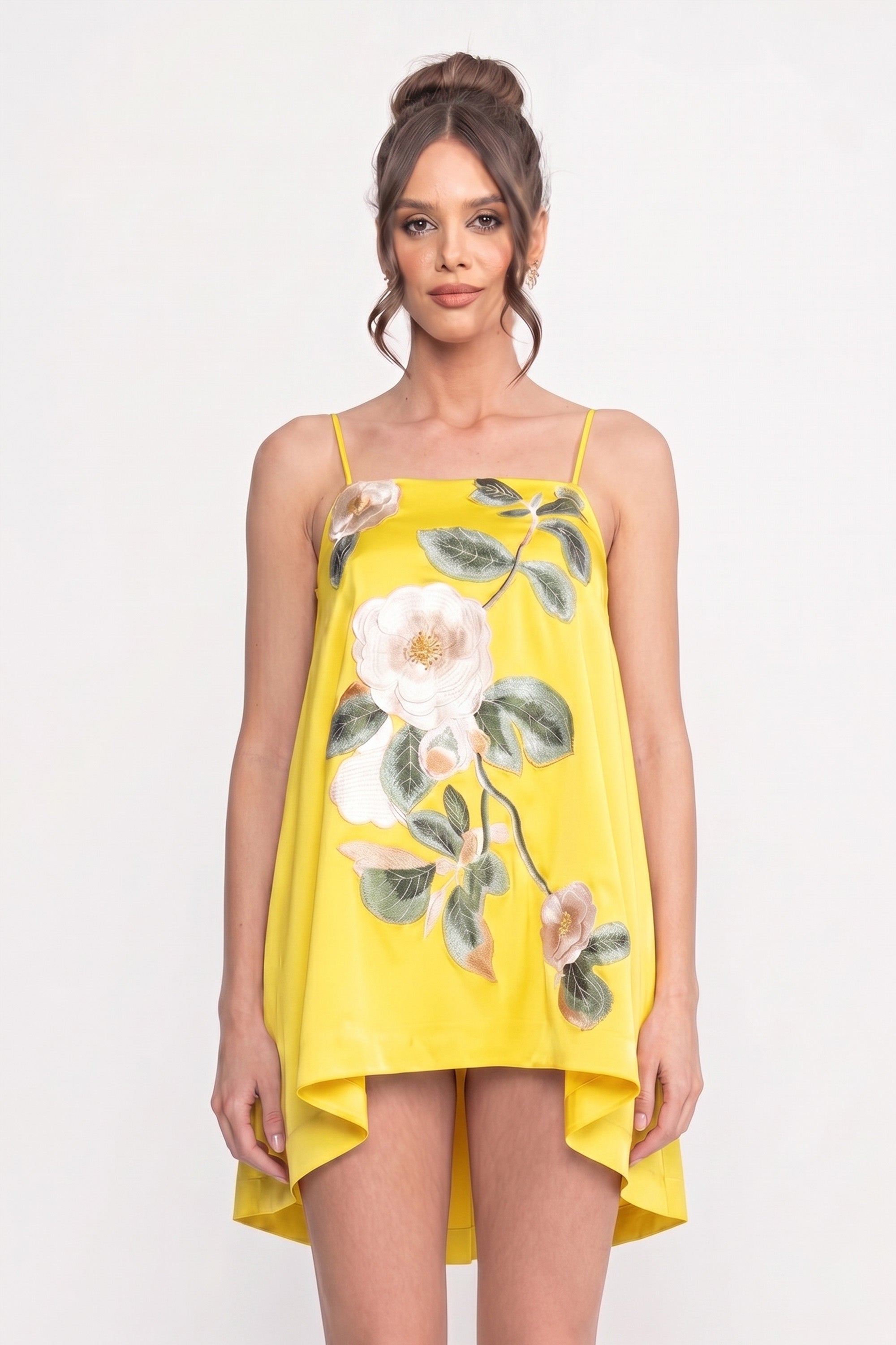 Mini abito con spalline sottili, applicazione floreale 3D e gonna a trapezio - Giallo